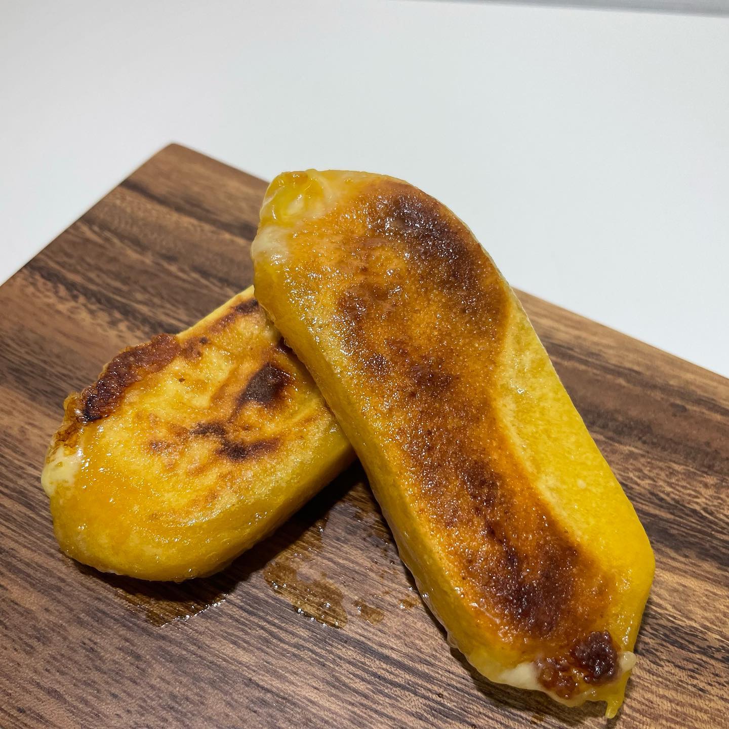 업체로부터 제공받은 제품입니다

🏠낭만부부
🧀구워먹는 치즈바 단호박맛

최근 15일 도정한 쌀을 이용해 만든 떡속에 쭈욱 늘어나는 치즈~
간편하게 구워서 먹는 치즈떡 입니다~!
최근 15일 이내 도정한 쌀을 이용해 만든 떡이 쫄깃하고 고소하고~
HACCP(해썹인증)받은 시설에서 생산되어 믿고 먹을 수 있는 간식!

기름을 살짝 두른 팬에 노릇노릇 구워주면 완성! 
고소하고 바삭한 겉면과 촉촉 쫄깃한 안쪽 단호박맛이라 미묘하게 달큰한 맛이 매력적입니다~
간편간식으로 추천~
_
_
#아이들간식#간식추천#다이어트간식#캠핑요리#캠핑요리추천#캠핑음식추천#건강간식#구워먹는치즈#치즈바#치즈간식#낭만부부#떡스타그램 #떡순이 #먹스타그램먹팔 #먹스타맞팔 #좋반 #좋아요반사