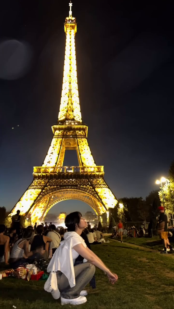 📍마르스 광장 (Champ de Mars) 

에펠탑 아무리 멀리서 봐야 이쁘다지만 마르스광장에 앉아서 사람들과 다 같이 환호하면서 보는 화이트 에펠은 말로 다 하지못할 감동…✨ 너무 유명한 곳이기도하고 지쳐서 사실 도착전까지 숙소가서 쉴까 고민했지만 안봤으면 너무나도 후회했을 곳!! 파리의 젊은 밤을 느끼고 싶다면 마르스 광장으로 ➿
.
.
.
.
.
.
.
#파리 #파리여행 #오오티디 #여행에미치다 #여미 #nike #diesel #france #paris #paristravel #oota #fashionstyle #effel #effeltower #에펠탑 #에펠탑야경 #마르스광장 #에펠탑스팟 #ootd