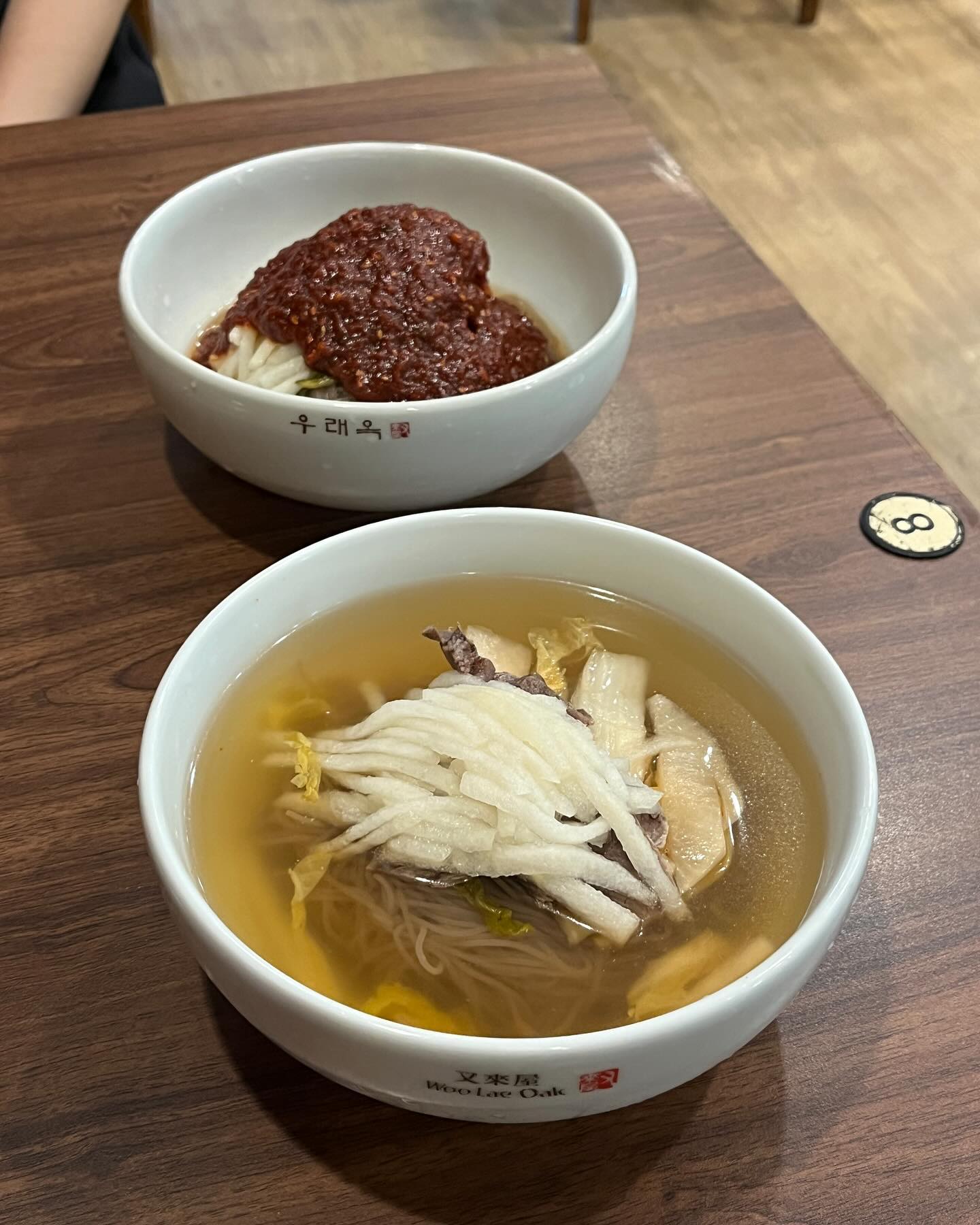 북한 연회장에 들어간 느낌! 💃🏻

📍#우래옥 #을지로
🍽️ #평양냉면 #평양비빔냉면 

평냉집들 중 육수에 육향이 있는 편이라던 우래옥.
개인적으로 아주 조금 어려운 편에 속하는 평냉이었다
국물에서 살짝 고기 비린향이 느껴졌던 편!

면은 아주 아주 부드럽다
백발의 어르신들도 많이 계셨는데, 다들 무리 없이 맛있게 드셨을 듯 하다

비빔냉면은 비쥬얼은 엄청 매워보이는데, 달달함 그 자체!!!
맛있었다!!! 단지 익숙한 맛이었을 뿐!
괜시리 특이한 맛을 기대하고 있긴 했었다🤣

다른 평냉집에 비해 좋았던 점이라면,
고기가 유의미하단점?!
고기랑 같이 먹었을 때 풍미가 살아나는게 티가 났다!!!😋

신기한게 계란 반쪽이 없었다! 먹을 때는 모르다가 다 먹고 나서야 깨달음. 안 넣는 이유도 궁금,,

두그릇 클리어하고 사리추가로 냉면 한 그릇을 더 탄생시킴,,
완벽하게 입맛에 맞는게 아니면서도 아주 술술 잘 들어가는 맛이었기에✨그게 맛있는건가,,

필동면옥보다는 조금 더 쉬운 맛
좀 더 으른이 되고 다시 와보면 더 잘 먹으려나 싶었다
