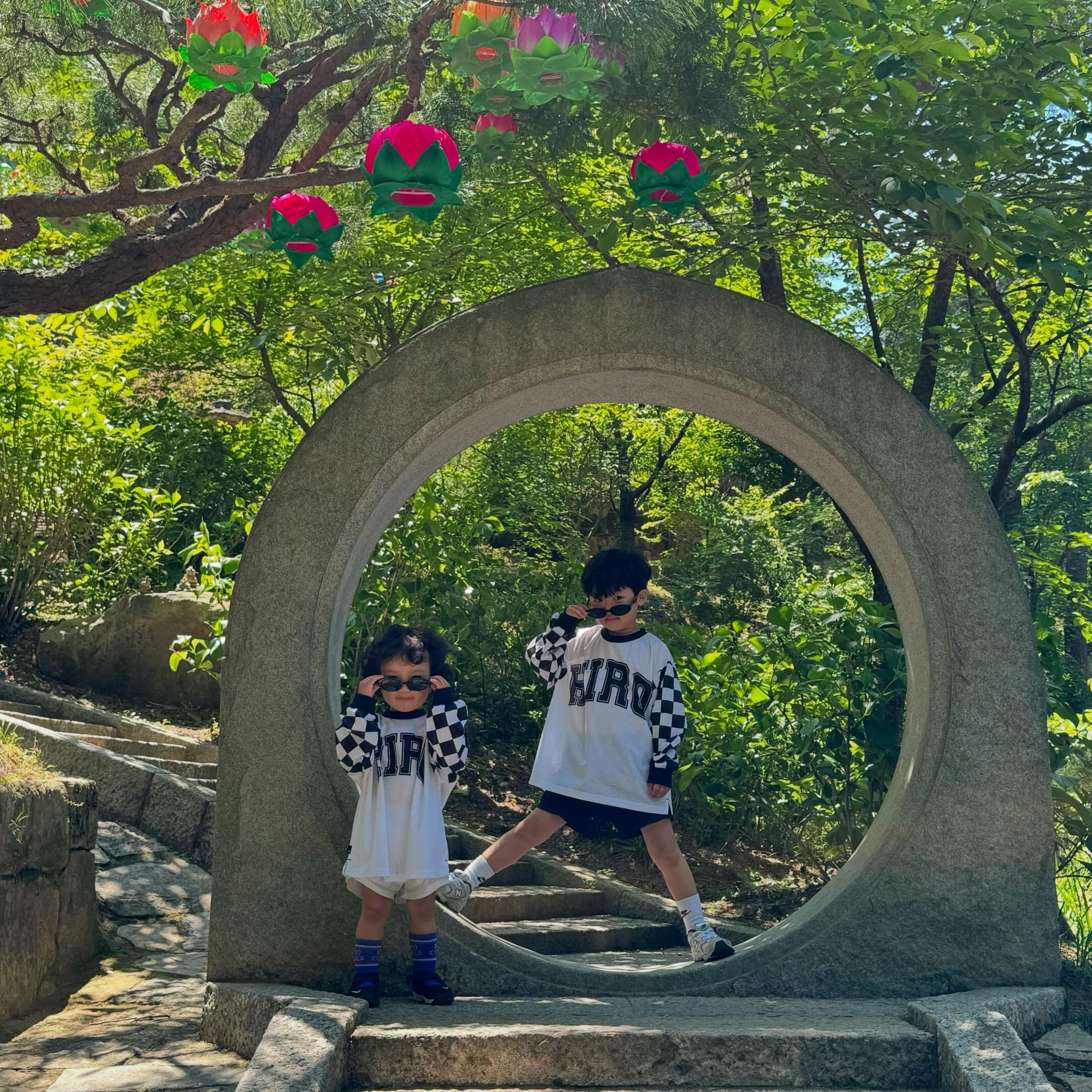 #부처님오신날 
#경태님오신날

아빠생일겸부처님생일겸
아침댓바람부터 통도사찍고옴
차안에서 갇혔다가 걷는지옥경험하고옴...
그래도 아빠생일이니까 참는다 
#나미아불타불관세음보살 

#아둘맘 
#형제맘
#키즈모델 
#베이비모델
