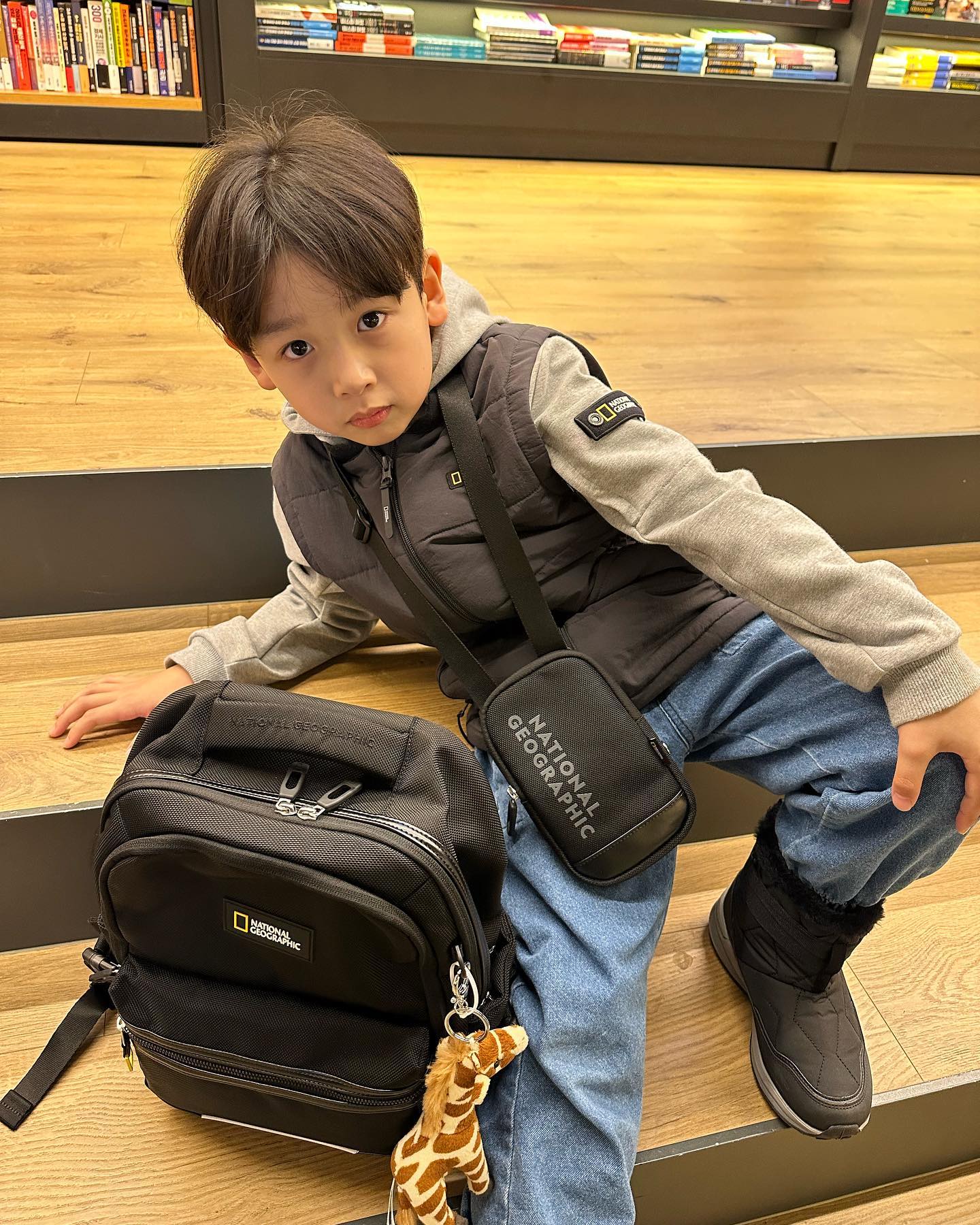 #광고 

1학년 입학한지가 
엊그제 같은데, 
곧 2학년되는
워니어린이🙉

2학년 엉아의 
신학기 책가방은
시크함 가득한
내셔널지오그래픽
헤이즐 백팩 블랙🖤

책가방, 보조가방, 
미니크로스백까지
완벽하다 완벽해👍🏻

📢신학기가방 구매시 
필통 증정 프로모션 진행중이래요📢

✔️안정적인 프레임과 톡톡 튀는 디자인의 어린이 책가방
✔️통기성이 뛰어난 등판으로 편안하고 쾌적한 착용감!

책가방🎒방한화 👟모두
내셔널지오그래픽키즈❣️

ng_apparel.kids

#내셔널지오그래픽키즈 #내셔널지오그래픽
#키즈가방 #신학기가방 #새학기가방 #초등학생가방 #초등학생책가방 #초등학교입학선물 #초등입학선물 #키즈방한화 #주니어방한화 #키즈신발 #키즈방한부츠 #키즈패딩부츠 #주니어부츠