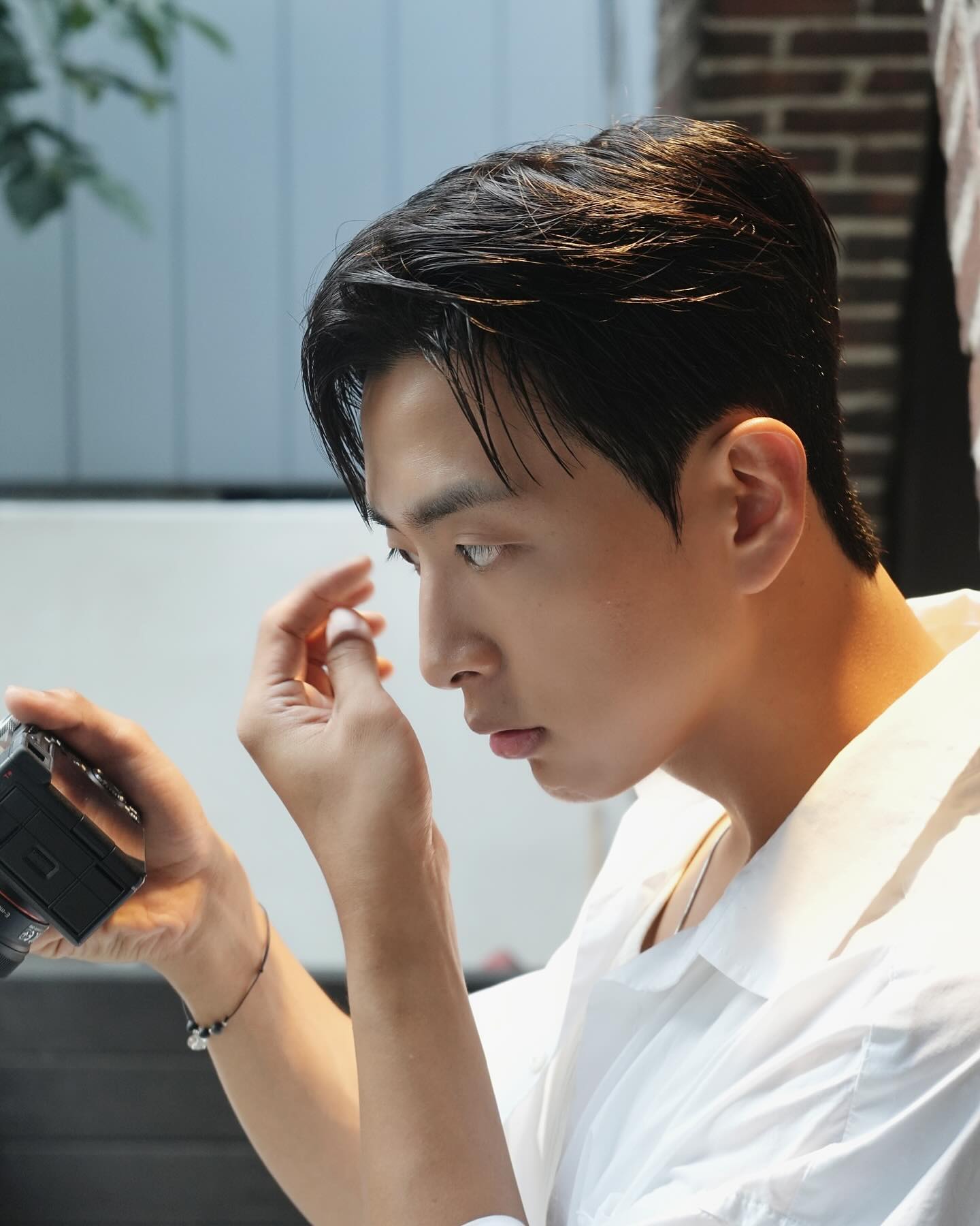 이거지

이제야 살것같다

히피펌 하고 거지존에서 너무 힘들었는데
너무 맘에 들잖아?

갔는데 갓준서 원장님
보통 들어가면 어떤 머리 하고싶은지
사진은 있는지 물어들 보던데
그렇게 되면 매번 똑같은 머리스타일을 고집하게 된다

여긴 달라.
어떤 느낌을 원하는지
어떤 스타일 어떤 무드

특정 머리 스타일을 추천하는게 아니라
내가 원하는 느낌과
나에게 어울리는 스타일을 찾아준다
이런건 또 처음이야

보니까 내 머리는 두가지 스타일이 믹스된것 같던데
그런게 가능했다고?

맘에 드는게 저것뿐이 아니야
들어갔는데 약품냄새라곤 찾아볼 수 없었던 첫인상
1층이라 지나가는 사람들 부담스러울 수 있는데
안 보이게 배치한 센스도
좋아보이는 제품들과
어쩌다 기다리게 된 내 친구한테도 커피를 주더라고…

나 혀를 내둘러버려

#남자머리 #ACTI #합정미용실 #악티