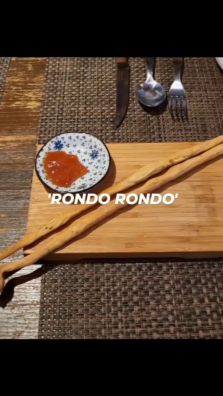 연희동 클래식 와인바
'RONDO RONDO'

빈티지하고 클래식한 론도론도
원목가구, 자갈, 와인 빈 병들..
작지만 예쁜 간판..
마치 유럽에 있는 펍에
앉아 있는 느낌이었어요

조용한 데이트나 빈티지하고
클래식한 느낌의 와인바를 좋아하신다면..!!

맛있는 요리와 함께 와인을
즐기고 싶다면 분위기 좋은
와인바 '론도론도' 추천합니다☺️

ㅡㅡㅡㅡㅡㅡㅡㅡㅡㅡㅡㅡㅡㅡㅡ

EVENT☝️ 콜키지 프리
23.07.09~23.08.15

사장님께서 많은 사랑에 보답하고자 오픈 한 달 기념으로 콜키지 프리 이벤트를 진행한다고 해요!! 선물 받거나, 좋아하시는 와인 및 주류 편하게 가져오시면 된다고 합니다. 와인 잔, 온더락 잔, 아이스버킷 준비되어 있다고 합니다 :)

EVENT✌️ 네이버 예약

네이버 예약 시 사장님이 직접 만든 디저트를 제공해 주신다고 해요 (테이블당 1개)

예약 문의
인스타 DM / 네이버 예약
rondo_winebar