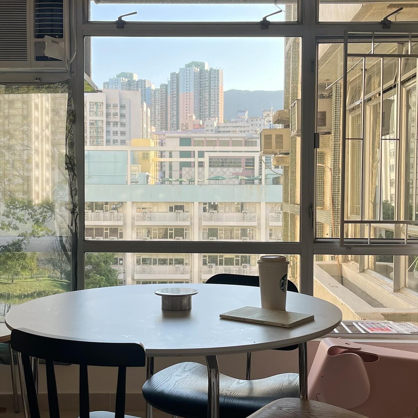 홍콩에서는 강제 미니멀라이프라 집이 도통 바뀌질 않으니 사진찍을 일이 없다. 가구를 수시로 옮기던 그때가 참 부지런했구나 싶다.
홈스타그램은 잠시만 안녕..😉
#그래도좋아 #미니멀라이프 
#홍콩살이