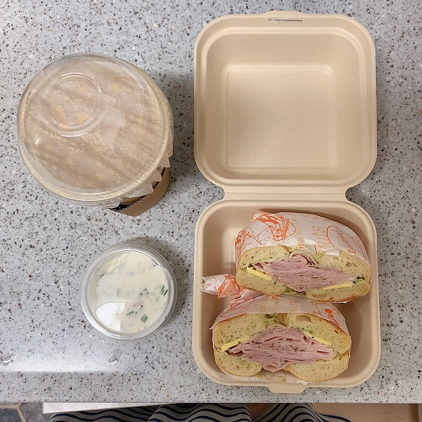 잠봉뵈르도 잠봉뵈르인데 같이 먹은 고소한 라떼와의
조화가 어찌나 일품인지 🥯🥓🧈

추가로 시킨 대파크림치즈도 어찌나 맛있는지
다음 날 일반 바게트에 발라 그 자리에서 한 통 클리어 함 🥖
물론 모든 일들이 그렇듯이 처음부터 그럴 계획은 아니었음 😏
.
.
#잠봉뵈르베이글 #고소한라떼 #햄이겹겹이