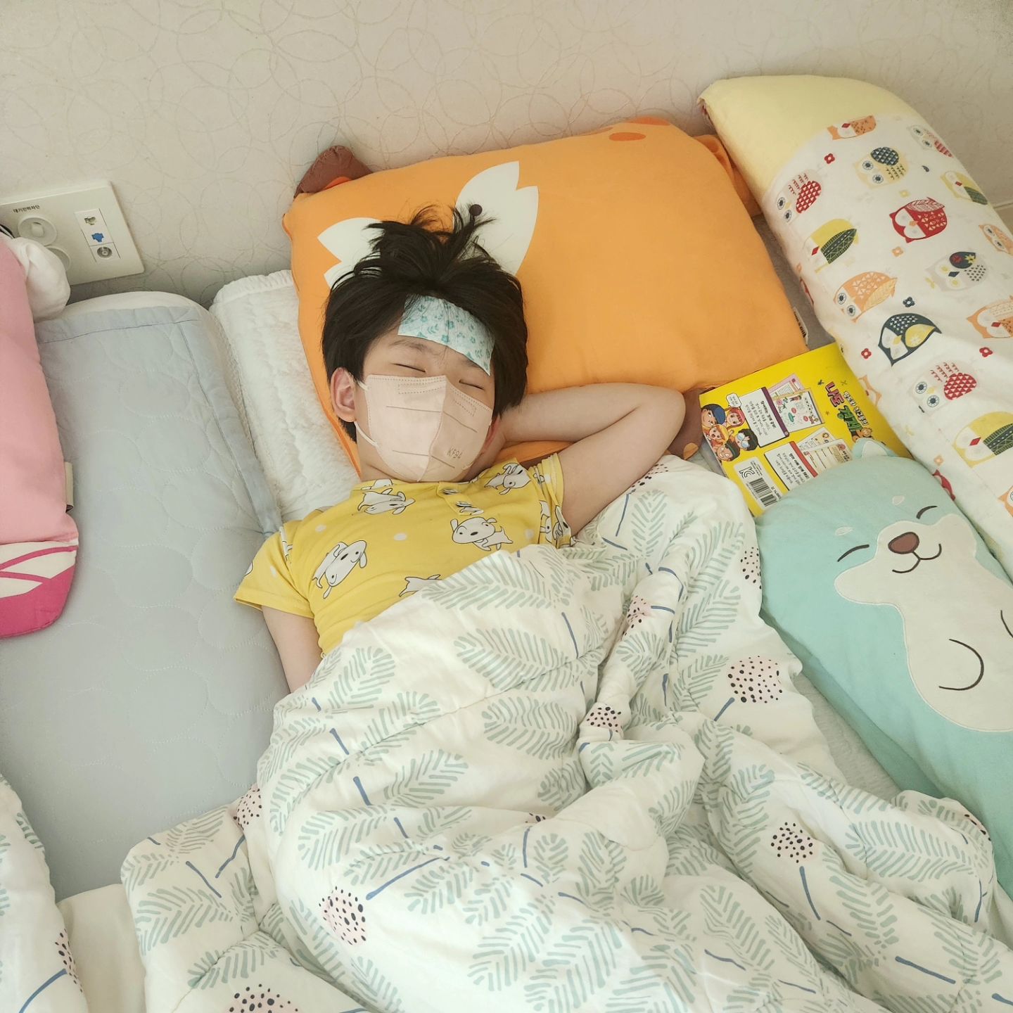 방학 하자마자 아팠던 아들 나흘내내 고열로 고생 하시고
백일해 마이코플라즈마 검사에서 다행히 음성 
그러나 여름휴가는 취소 🥹😥 
아파서 휴가는 못가지만 덕분에 여행경비도 아끼고
살림에 보탬도 되고 완전 럭키비키잖아 🫢🤭
원영적사고로 셀프최면중;;;

5일쯤 지나 컨디션도 회복하고 애들이 집에만 있기 
답답하시다니 열심히 동네마실 
음료도 마시고 오락실도 가고 코인노래방도 가고
아이스크림도 먹고 세종수목원 야간개장 소식에
김씨들모여 세종까지 갔는데 금토일만 운영한다고 
허탈한 마음에 옆에 호수공원 한바퀴 돌고 ~ 
그러다보니 열흘이 후딱 지나갔네 🥹
어린이들 8월에는 아프지 말자!!!!!
.
.
#여름방학 #아프지말자 #가족 #일상