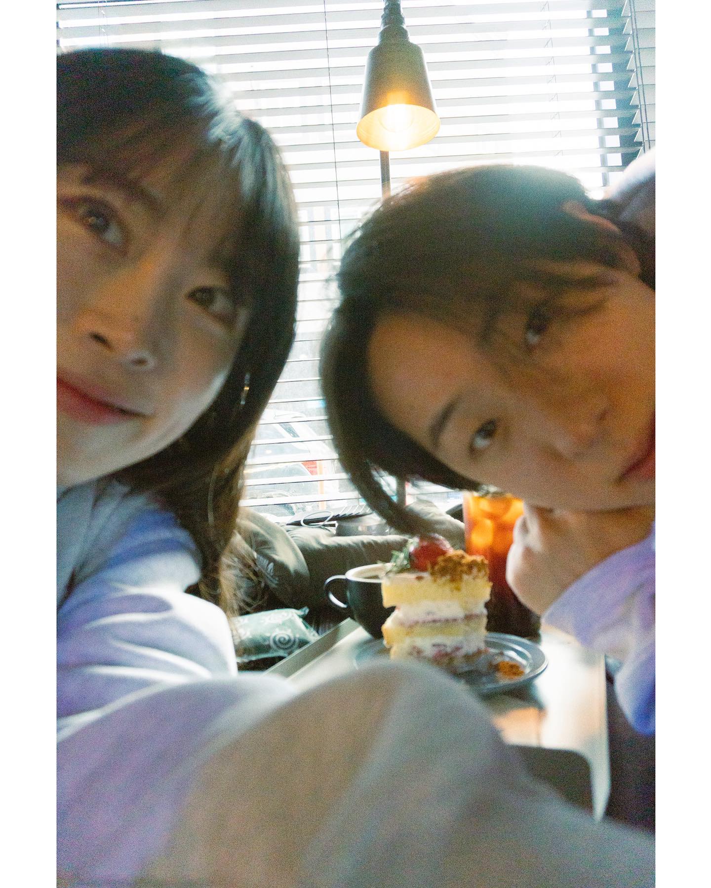 저는 결혼은 마냥 준비가 어느정도 되어있고
행복한 가정에서 자란 사람들만의 특권이라고
생각했어요. “서로의 감정이 상하지 않는것이 제일
우선순위”였기에 서로 합치는 과정이 수월했다는
옛동료의 글을 본 기억이 나고 이젠 공감할 수 있다는 것에
안도감을 느껴요

서로 잘하는 분야를 교환하고, 같이 먹는 밥이,
함께하는 공간이 어디든 중요하지 않아지는 순간이
오니, 목표하는 바가 다 이뤄지지 않더라도
삶속에 이런 순간이 있었다는것에 감사합니다🌷

오늘 하루도 행복하세요(?!?!) ㅋㅋㅋ 요상한 마무리