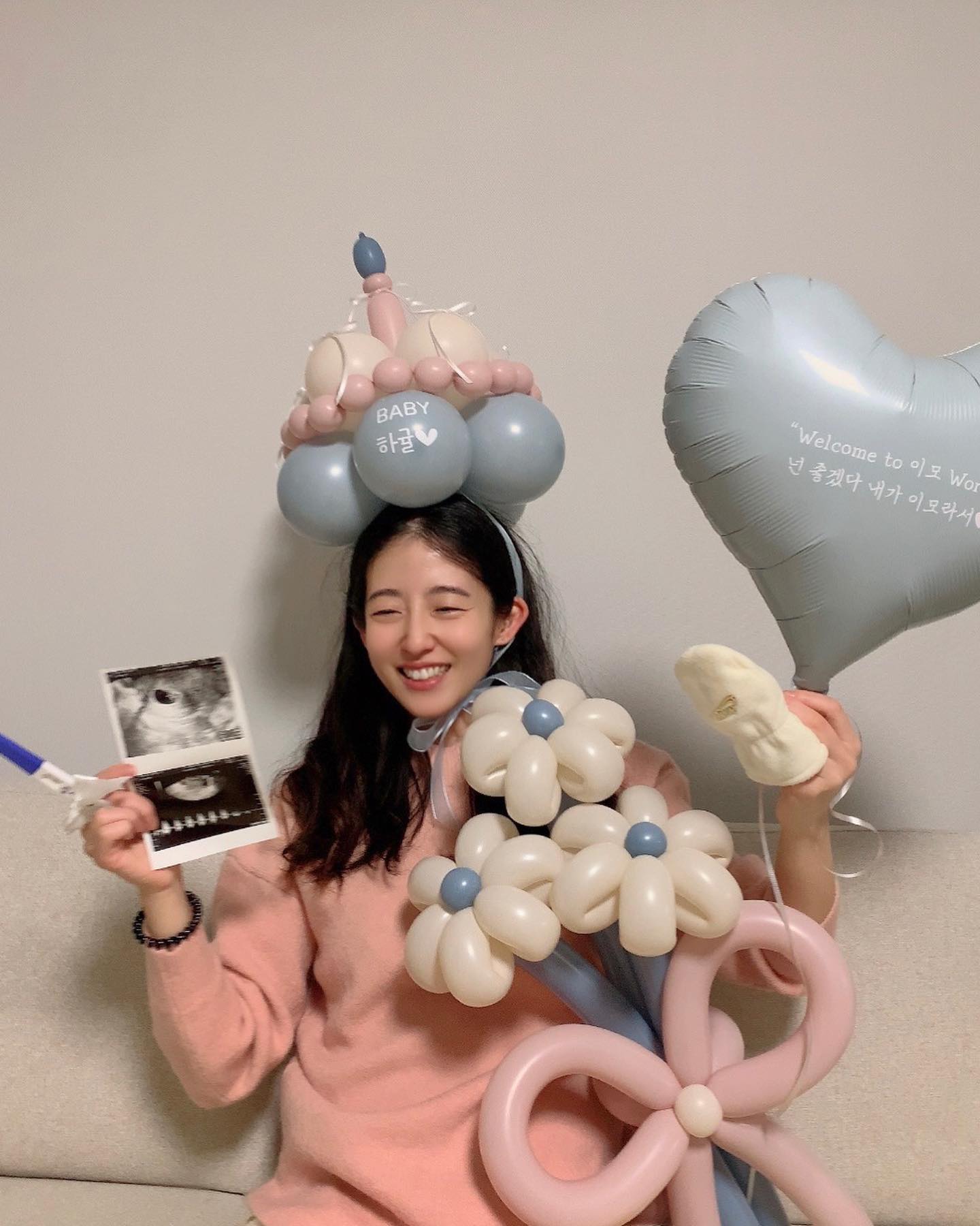 하귤 이모의 서프라이즈 ..👩🏻👶🏻👨🏻💌
요즘 꽃풍선 하도 유행해서 
언니가 받고 싶은거 먼저 선수 쳤다는
하귤이 이모 되실 분 ㅎㅎㅎㅎ
하귤아 넌 좋겠다 시연이가 이모라서 !
(빨리 저 장갑과 모자를 낄 수 있는 어느 겨울이 오길..)

porr_balloon 언니는 모르고 주문한건데 알고보니 나 웨촬 때도 주문했던 곳 .. 🤍 이런 우연이 .. 실력파 창원 풍선집 !