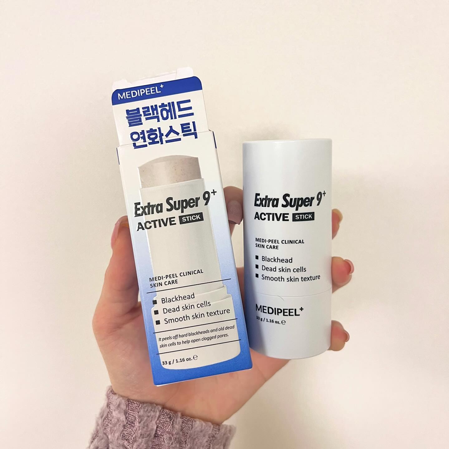 #협찬 
 
안녕하세요 오늘은 피지제거 및 각질에 좋은 메디필 피지연화제를 소개해드리려합니다 
 
사용하고나면 피부가 매끈해지더라구용 ㅎㅎ! 
 
그럼 바로 간단히 좋은점을 알려드릴게요 
 
🥥 AHA랑 BHA 그리고 PHA함유로 강력해진 노폐물케어 
 
🥥 주의성분 7가지를 제외해서 안심 
 
🥥 2배 강력해진 모공케어 임상결과 
 
🥥 10분만에 자극없이 피지케어 완성 
 
🥥 피지연화제 인기브랜드 1위 
 
40만명이 메디필 피지연화제를 선택한이유에는 위 내용들이 포함되어있어요 ! 
 
제가 사용해보니까 피부에 좋은거같고 메이크업도 훨씬 좋아져서 저는 만족했답니당 ㅎㅎ! 
 
피지케어랑 모공축소 그리고 딥클렌징이랑 필링케어까지 가능한 메디필 피지연화제 전 너무 좋았으나 혹시나 더 궁금하신분들은 태그해드릴테니 참고해주세용 ! 
 
 
 
 
#메디필 #medipeel #블랙헤드 #화이트헤드 #묵은각질 #블랙헤드연화스틱 #피지관리 #피지연화스틱 #모공 #모공케어 #피지케어 #모공관리 #올리브영블랙헤드 #블랙헤드추천템 #올리브영추천템 #메디필엑스트라 #메디필엑스트라슈퍼9액티브스틱 #메디필액티브스틱 #메디필엑스트라9 #kbeauty #kskincare
