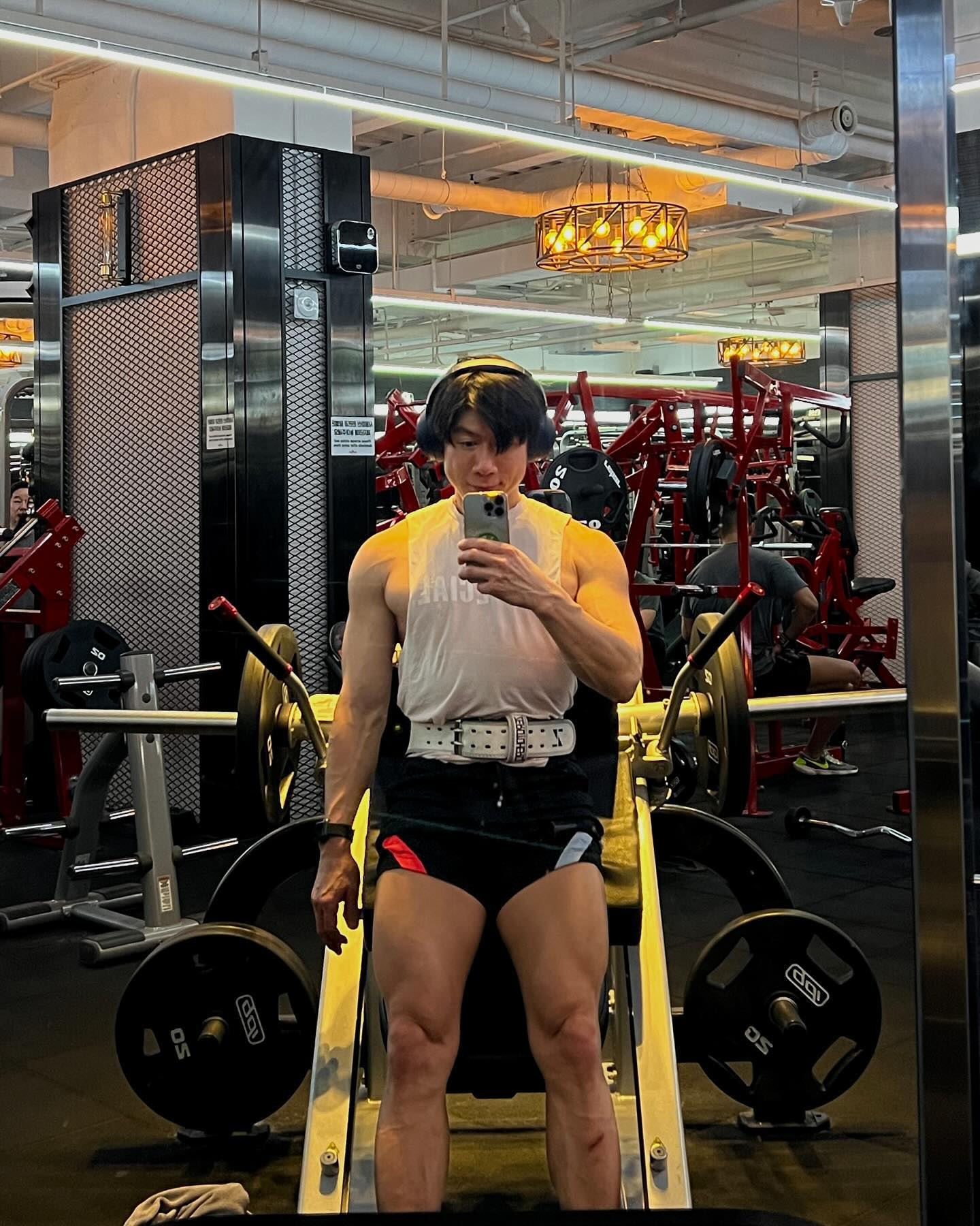 ⠀
2024-02-15 바디캘린더 722번째 운동 일지

☑️ Leg day 
1️⃣ 하체로 컨디션 회복
2️⃣ 무게는 지난번과 비슷하지만 횟수는 떨어짐 ㅠ
3️⃣ 레그프레스할 때 원판 올릴 때마다 보호장비도 하나씩 추가 됨 마지막에는 얼굴로 밀어야 하니까 마우스피스!! 
4️⃣ 오늘은 앞다리라 하이바 스쿼트 진행. 
5️⃣ sissy 스쿼트 링거님 하시는 거 보고 자극 점 잘 찾음. 

106분 29세트 20.3톤

(슈퍼세트 B) 이너 싸이: 머신 (힙 어덕션)
웜업 68kg 12회
웜업 75kg 12회
웜업 75kg 12회

(슈퍼세트 B) 힙 어브덕션: (아웃 싸이), 머신
웜업 61kg 12회
웜업 61kg 12회
웜업 61kg 12회

(슈퍼세트 A) 레그 익스텐션
웜업 47kg 12회
1세트 54kg 10회
2세트 68kg 9회
3세트 75kg 8회
4세트 75kg 8회
5세트 75kg 8회

(슈퍼세트 A) 레그 익스텐션: 원레그
1세트 26kg 10회
드랍 26kg 8회
2세트 26kg 10회
드랍 26kg 8회
3세트 26kg 10회
드랍 26kg 8회

레그 프레스: SQUAT PRESS (CYBEX)
웜업 80kg 10회
웜업 160kg 10회
1세트 240kg 8회
2세트 280kg 8회
3세트 320kg 6회
4세트 360kg 4회
5세트 360kg 4회
6세트 360kg 4회
드랍 200kg 8회

스쿼트: 하이바
1세트 20kg 10회
2세트 60kg 10회
3세트 80kg 8회
4세트 100kg 5회
5세트 110kg 5회
6세트 110kg 4회

핵 스쿼트: 머신
웜업 40kg 10회
1세트 80kg 10회
2세트 80kg 10회
실패 120kg 5/8회
실패 120kg 5/8회
드랍 60kg 8회

스쿼트: sissy, 플레이트
1세트 0kg 10회
2세트 10kg 10회
3세트 10kg 10회
4세트 10kg 10회
5세트 10kg 10회