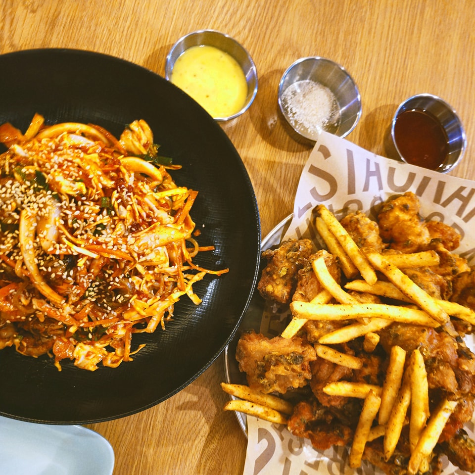 골뱅이비빔면과 치킨의 조화?
.
안동 옥동 ▶️ #치킨678강호동치킨 
.
#고추장사치킨 ▶️ 16,000원
#골뱅이쫄쫄면 ▶️ 15,000원
.
#맛스타그램 #먹스타그램 #먹소통 #먹팔 #먹팔맞팔 #치킨
