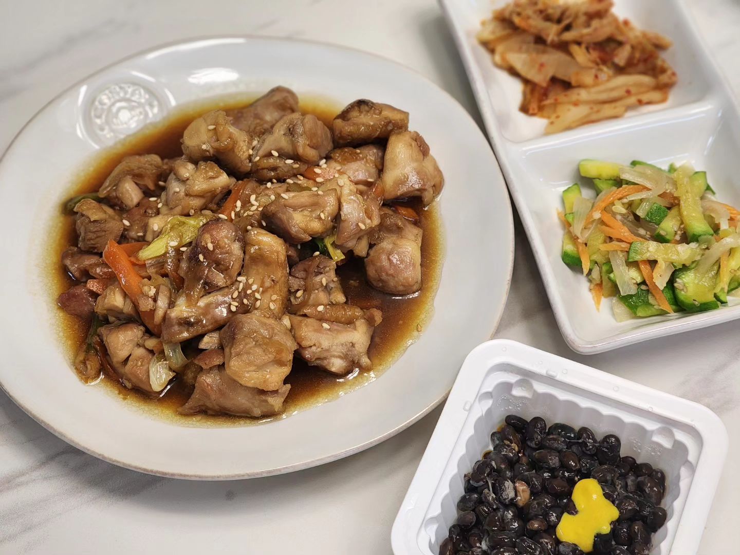 저녁까지 먹여놓으니 할일 다 끝낸기분 이지만
간식이 남았지... 🥹

#저녁밥상🍚 #저녁메뉴 #간장닭갈비 
#단짠단짠 #양념까지슥슥 #엄마표밥상🍱
#검은콩생나또 #애호박볶음🥒  #김치
#한그릇씩뚝딱 #이쁜이들💕 #설거지좀😔