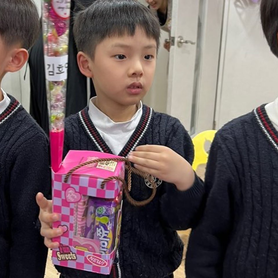 호연왕자 연기를 육안으로 못본건 많이 아쉽다
연습때 하도 못따라온다고 (연기도 노래도 연주도;;)
전화까지 받아서 걱정했는데 친구들에 비해 수준이 낮으나
쟤 딴에는 노력하는게 느껴지는 무대 영상을 받아보니 
앞으로 얘 키우면서 내 욕심은 정말 다 내려놔야겠다고 다짐했다
앞으로도 쭉 자기만의 속도로 갈거 같은 애니깐..

밥먹고 사는 일이 위대하기 때문에 그리고 아빠가 가주니까
괜찮지 않겠나 싶었는데, 엄마가 왔으면 좋겠다는 말을
오늘 아침까지 해서 기분이 별로 안좋았다
그치만 엄마가.. 출장.. 가야된다.. 너 베트남 가고 싶다며 🥹

24년 2월 1일
우리 아들 유치원 발표회한 날 
태어나서 처음으로 KTX 특실 타본 날
먹태깡 배달시켜 먹은 날

어쨌거나 주어진 현실에 감사하자

#다음주면회사랑만11주년
#다다음주면아들이랑만6주년 
#누구랑더친하신거죠?