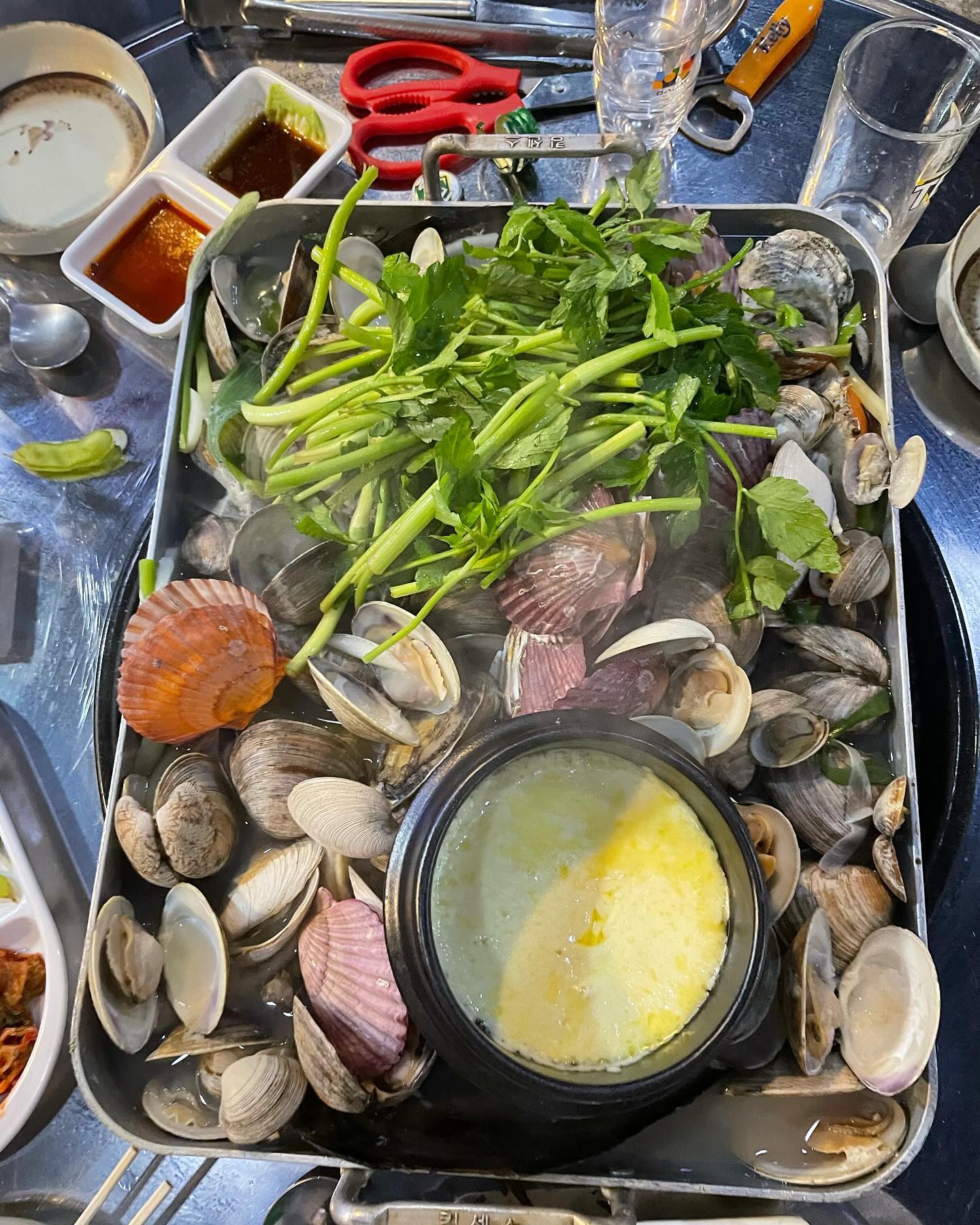 목포 평화광장 #일번지조개구이 방문했어요!

🍽️모듬 조개전골 대 65,000원 (3~4인분)
🔸조개에 전복 소라 키조개까지!
 조개가 정말 많았어요👍
🔸조개에 치즈랑 같이 먹으니 너무 꿀맛 ㅠ.ㅠ
🔸국물이 시원해서 술먹으면서 해장 되는 맛❤️
 국물이 맛있으니 칼국수를 안먹을 수 없었어요 완전 추천🥹
🔸4명이서 소주 1인당 2병씩 먹었어요🥰

🔸우연히 방문했는데 완전 맛있어서 만족❤️ 
  목포 평화광장 조개구이 술집 찾으시면 강추드려요!
💟재방문의사 100%

⏳금요일 기준 저녁8시에도 웨이팅있었어요
✔️화장실 매장 내부에 남/여 따로 위치

☎️061-287-2112
⏰매일 16:00~23:00
📍전남 목포시 원형로 46 1층