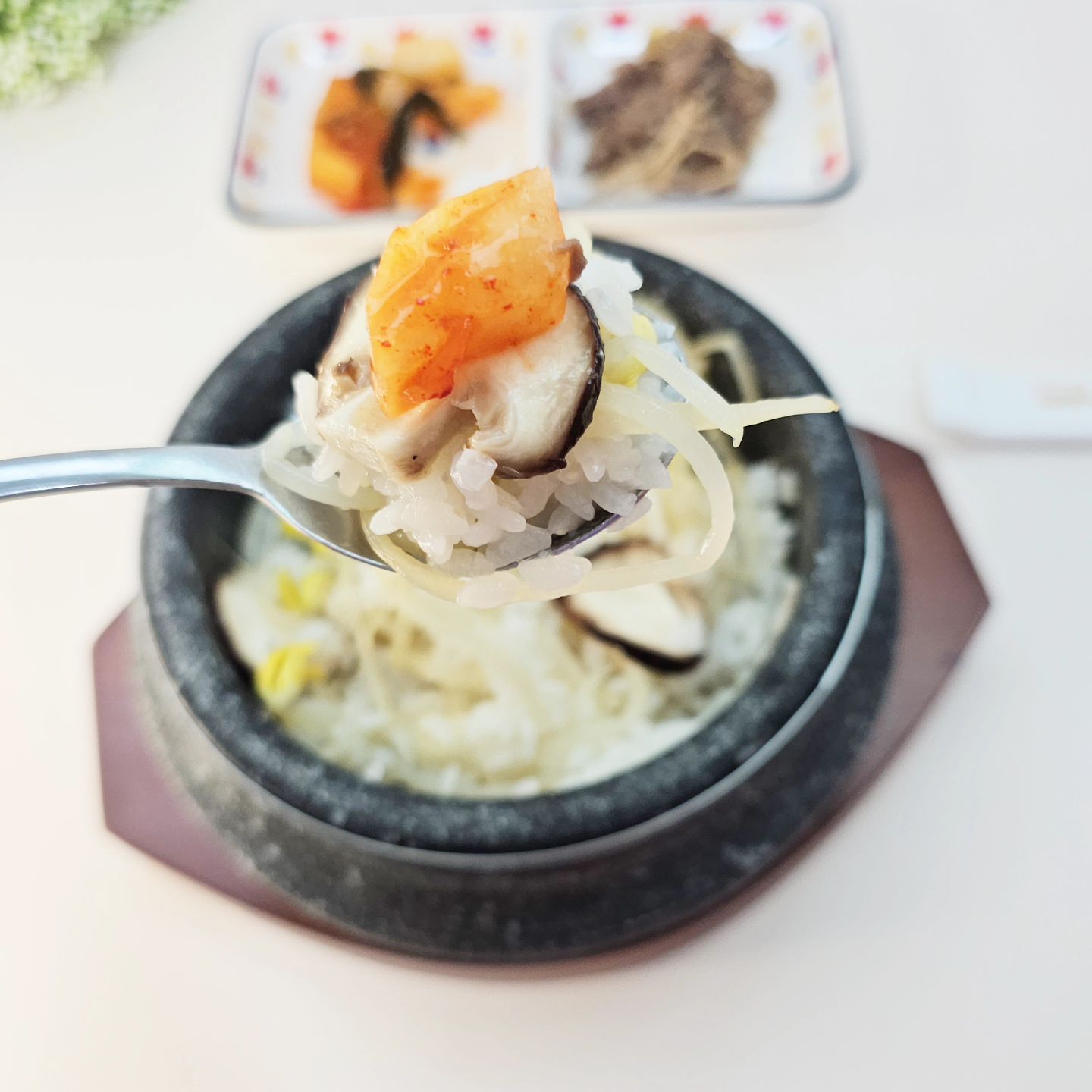 #협찬 돌솥밥덕후~
음식점을 가서도 돌솥밥이있으면 꼭 시키는데요!
이제 집에서도 돌솥밥을 자주 해먹을 수 있겠어요~

🔸️미스터 스톤🔸️의 돌솥은
국산 천연석 원료로 30년 경력의 장인이 직접 제작한 돌솥이랍니다.
당연히 중금속 불검출 검사도 통과한 안전한 돌솥!
돌솥밥은 끝까지 따뜻하게 먹을수있고
정말 좋아하는 누룽지까지 꼭 먹는답니다!
그래서 밥이 맛있으니 자꾸 과식하게된다는ㅎㅎ

흰쌀밥으로도 해먹고 나물밥도 해먹고ᆢ
돌솥비빔밥도 해먹고~
오늘은 집에있는 재료로 
🍚콩나물버섯밥을 해봤어요~
간편하게 뜸들일때 집에 있는 재료들 넣어주면 어렵지 않게 건강하고 특별한 밥이 탄생합니다^^

1인 돌솥세트로 이제 맛있는 밥 매일 먹을꺼에요🤗

misterstone_official 
 https://smartstore.naver.com/sjcompany1162/products/5282660365
ㆍ
ㆍ
ㆍ
ㆍ
ㆍ
ㆍ
ㆍ
#돌솥밥 #솥밥 #가마솥밥 #가마솥 #저녁밥상 #밥상스타그램 #푸드스타그램 #요리스타그램 #온더테이블 #koreanfood  #homecook #엄마밥상 #미스터스톤 #주부스타그램 #주방용품 #맛있는밥 #오늘의식탁 #오늘의밥상 #뭐먹지