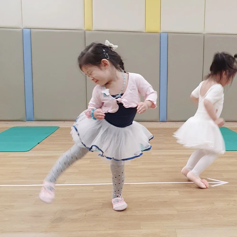 #주니토니발레스타🧚🏻‍♀️ 

인생 첫 발레
귀여워서 엄마 심쿵
기특하고 뿌듯하다
다소와 함께해서 더 잘한듯
일요일이 기대되♡

#언제이리컷지👧🏻 #발레리나 #공주님👸