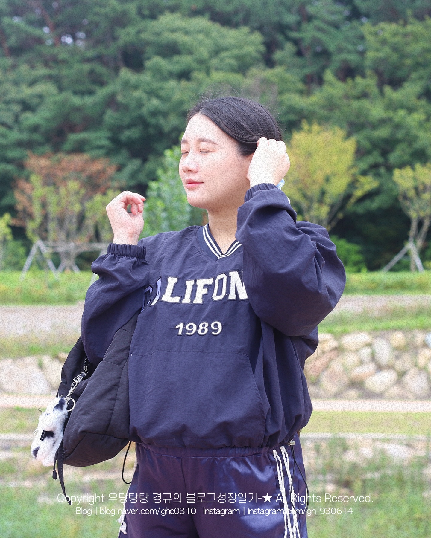#광고 elegance_handbag 

요즘 자주매는 #나일론토트백 🎀
진짜 너무 가볍고 존귀탱임…🥹✨
#러플토트백 #블랙 컬러인데
크로스백도 존귀라 블루컬러도
살까..? 말까..? 엄청 고민중….💦

카톡플친쿠폰 10%할인 재발급되니깐
꼭 플친쿠폰 적용해서 사세용…💚
30일까지 사면 귀여운 토트백도
받을 수 있어서 30일안에 사는걸 추천추천😆

#데일리룩 #토트백 #20대가방 #30대가방
#나일론백 #데일리백 #ootd #리본 #리본가방
#발레코어 #캐쥬얼 #bag #totebag #🎀