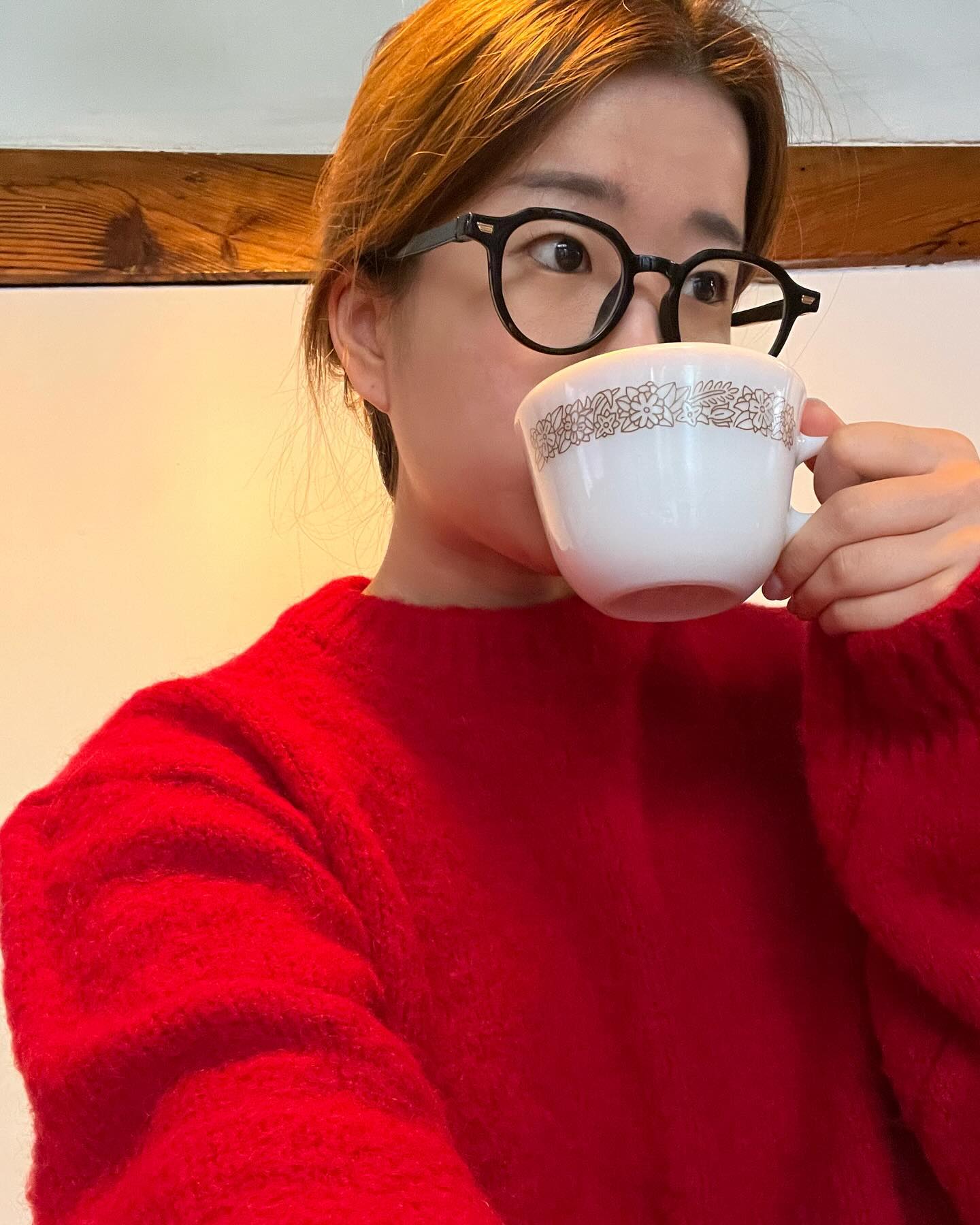 🎅

연말의 시간이 흐르는게 아까워서 며칠내내 빨간니트만 입는 사람을 알고 계십니까 …?
That's me …
행연 따연 사연 ,,,
행복한 연말
따뜻한 연말
사랑 가득한 연말 ~ 💛💛💛
그리구 살 연 ,,,
살찌는 연말 ,,, 🐷

지금까지 곁에 잇어쥰 ,,, 열어분들 감사하구 ,,,
알라뷰 쪽(?) 💋

난 연말이 제일 좋아 ,,,,,,,,,,,,