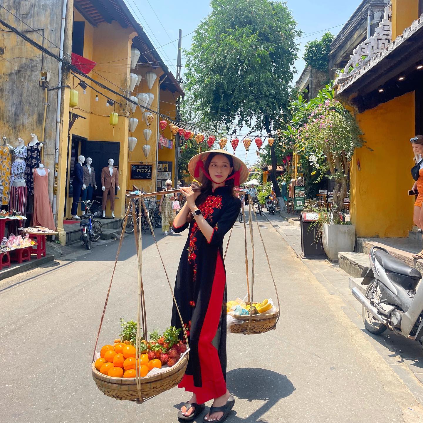올드타운은 밤보다 낮이 더 이쁘다
🍎🍊🍋🍒🍇🥥

과일파는 아주머니의 구멍난 어깨. 
보여주며 비싸게 파는 과일들. 
바로 호갱당했지.
맛있다.

올드해서 #올드타운 인가?
#베트남여행 #아오자이 #다낭 #호이안 #나트랑 #베트남 #여행에미치다 #동남아여행 #đànẵng #trip #travelphotography #travel