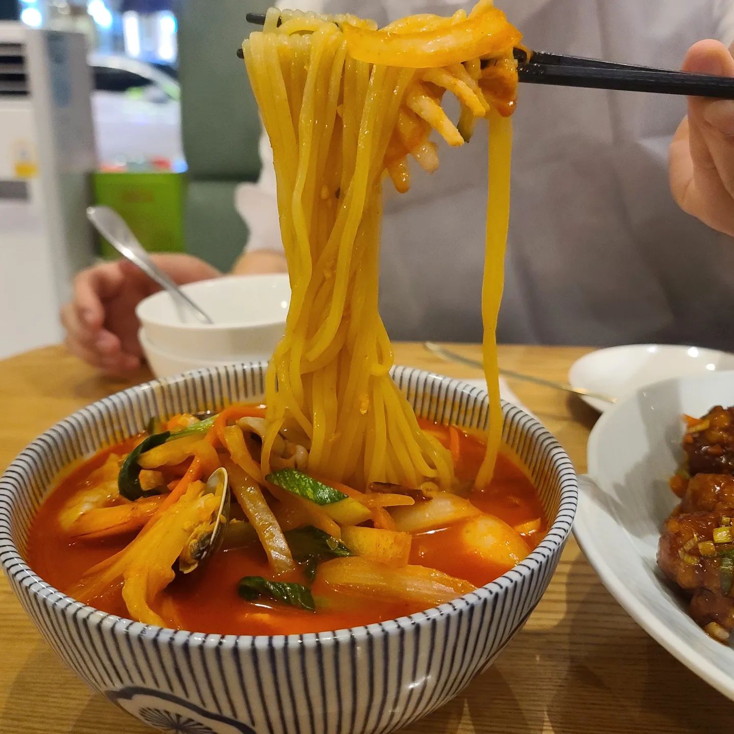 #협찬 

맛과 분위기까지 잡은 정자역 중식맛집 금성중식당 🧡

남편과의 불금데이트하러 정자역으로!!

오랜만에 정자동 고급스러운 중식당에서 맛있는 깐풍기와 짬뽕을 먹고 왔어요 🧡

재료가 신선하고, 짱뽕같은 경우는 해산물도 많이 들어있어서 너무 맛있게 먹고 왔어요 :) 

추운 겨울에 짬뽕 국물만 한 게 없쥬!

동글동글 매콤한 깐풍기도 맛있고, 얼큰한 짬뽕으로 감기기운 싸악~ 물러났어요 🤧 🧡

✅️ 짬뽕 11,000원 
✅️ 깐풍기 32,000원

분위기도 좋아서 소개팅도 많이 하시는 것 같더라구요 :)

#금성중식당#정자동중국집#정자역중국집#정자동중식#정자동짜장면#정자동짬뽕#분당짜장면맛집#정자동점심#정자역맛집#정자동맛집