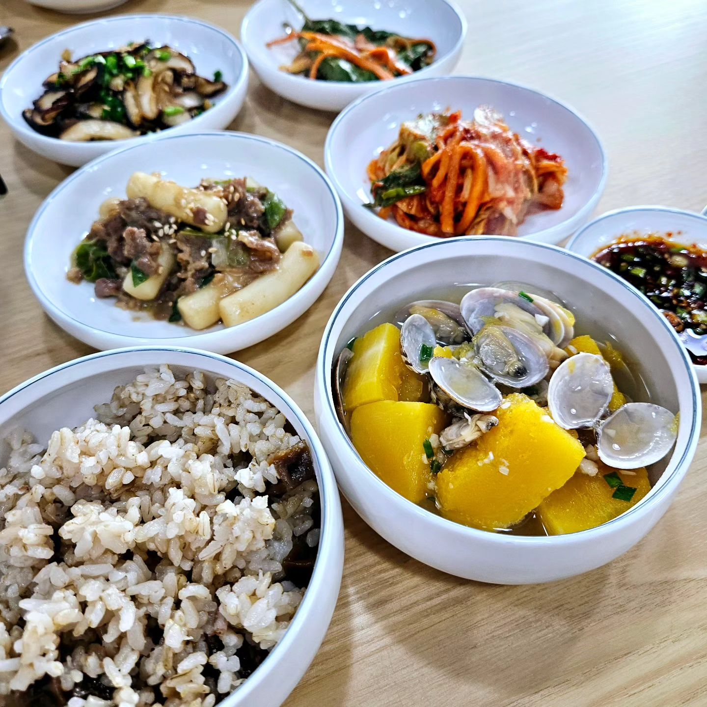 #콧등치기국수 #황기족발 #곤드레라떼 #늙은호박바지락국 

여러분은 #정선 하면 생각나는 음식 있으신가요? 
오랜만에 기차타고 정선으로 떠나는 소소하지만 소소하지 않았던 #정선여행 #정선팸투어 #정선으로떠나는소소한산골여행 다녀왔어요 
정선하면 떠오르는 #정선가볼만한곳 #웰니스여행 #팸투어 로 손꼽히는 곳들에서 맛있게 먹고 자연경관도 눈에 담아올 수 있었던 #강원도여행 🚄 

#정선5일장 에서 다양한 전과 닭강정, 막걸리, 강정 등등 먹거리 구경 후 뜨끈한 족욕으로 하루의 마무리도 해보고
정선에서 먹을 수 있는 메뉴 중 가장 궁금했던 #콧등치기국수 와 #황기족발 은 고소한 맛과 쫄깃한 맛이 넘 매력적이었어요
#병방치스카이워크 에서 한반도도 만나고 직접 국과 반찬을 만들어서 먹었던 #솔돌마을치유밥상 #정선밥상 #늙은호박바지락국 #표고버섯볶음 과 함께 #묵밥 도 먹으며 즐거웠던 #정선여행 

정선에는 #사진맛집 인 곳이 넘 많은데 강추하는 곳은 시그니처메뉴인 #곤드레라떼 를 즐길 수 있는 #나전역 지금도 운영을 하고 있는 역이어서 주말과 장날에는 기차타고 여행이 완전 가능하다고 하니 울님들도 정선으로 #음식으로떠나는국내여행 해보는거 어떠세요?😊
.
.
#오늘도잘먹었습니다
#오호 #다먹자 #ohho #damukja 
#먹스타 #먹스타그램 #맛스타그램