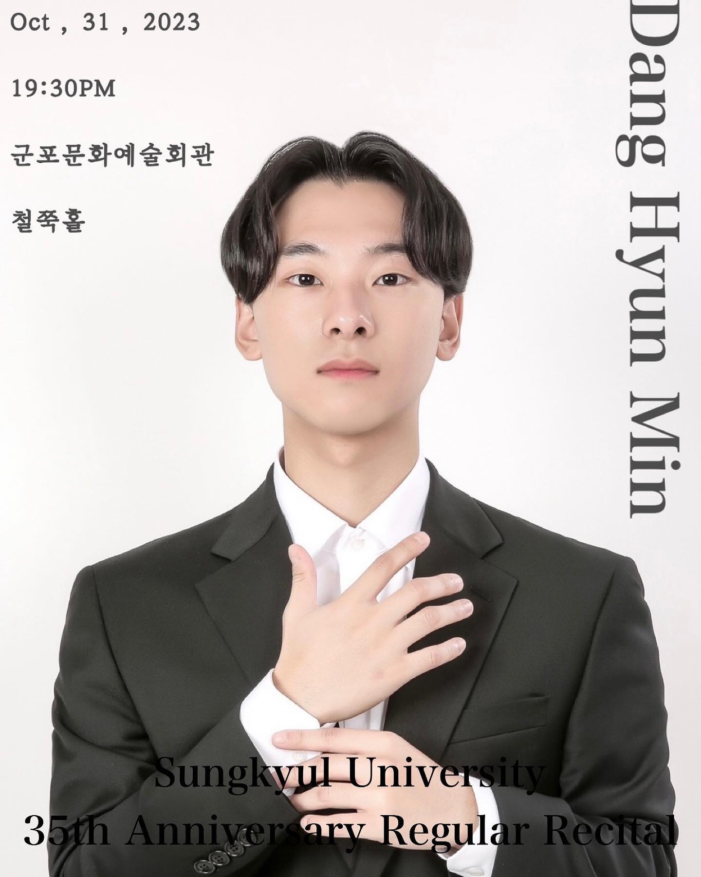 이번 피드는 또 무슨 핑계를 대며 올리죠..? T^T (흑흑흑ㄱ흑ㄱㄹ그ㅡㄱ흑탕물..흑설탕..?)

💌
피아노에 대해  배워가는 도중 이렇게 좋은 연주기회를 얻게 되어 영광으로 생각합니다 :) 
이번 연주곡은  Mozart Concerto No.20 d minor ,k.466  1st movement 입니다 ! 
  저는 무대를 빛내도록 노력할테니  여러분들은 객석을 빛내주세요 ! 
  전석초대이니 d minor..아니  DM 또는 카카오톡으로 연락주세요 :) 

감사합니다.