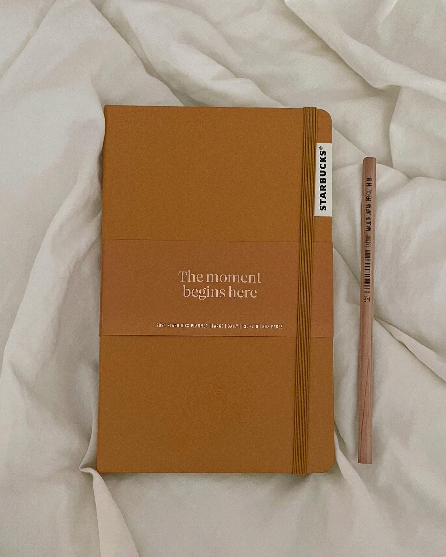 내가 좋아하는 것 한가득 🧡🐶📚🎄🎁
.
.
.
.
#책 #다이어리 #2024 #모순 #비가오면열리는상점 #책추천 #스타벅스 #더현대 #크리스마스 #준비 #말티푸 #호두