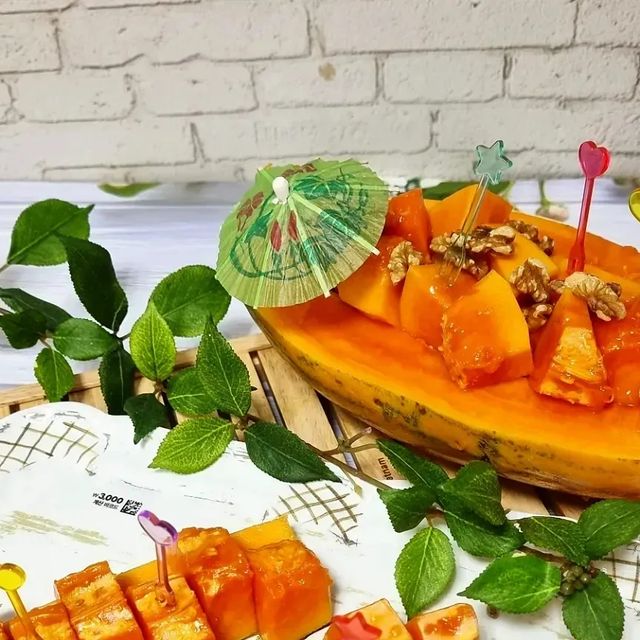  #돌핀스 on Instagram: "#협찬
@sweettan_papaya
#스위탄

#열대과일 로 동남아 여행중 먹었던
#파파야 의 달콤한 맛이 그리웠는데 ~!

국내최초 #과일파파야 재배를 성공
한국에서도 파파야를 맛볼 수
있게 되었어요.

영양학적으로 세계 5대 과일에 속하는데
콜롬버스가 #천사의과일 이라고 극찬한 귀한
과일이에요.

*경기도 포천에서 무농약과 스마트팜 기술로 365일
일정한 맛과 품질로 최상급의 #생과일수확 해서 배송~!

1%의 최상급 품종인 스위탄과 싱싱한
열대꽃향이 나는 파파야를 골드타임에 수확..

#그린파파야 와는 달리 태국이나 하와이 등에서
먹었던 완숙된 파파야를 수확해서 보내주셔서
파파야의 열대꽃향 으로 춤이가 가득하고
달달함과 담백함,시원함,깔끔함, 멜론과 단감이
합해진 맛이라고 할까 ~~!

부드러운 과육이 입안에 넣으니 사르르 녹는 듯
과즙이 풍부해서 반으로 잘라 씨를 제거 후,
각종과일이나 요거트, 그래놀라와 담아
#하와이파파야보트 로 즐겨보세요.

구매 사이트
https://bit.ly/4c6L78r
#과일추천 #먹스타그램#스위탄파파야
#포천파파야"