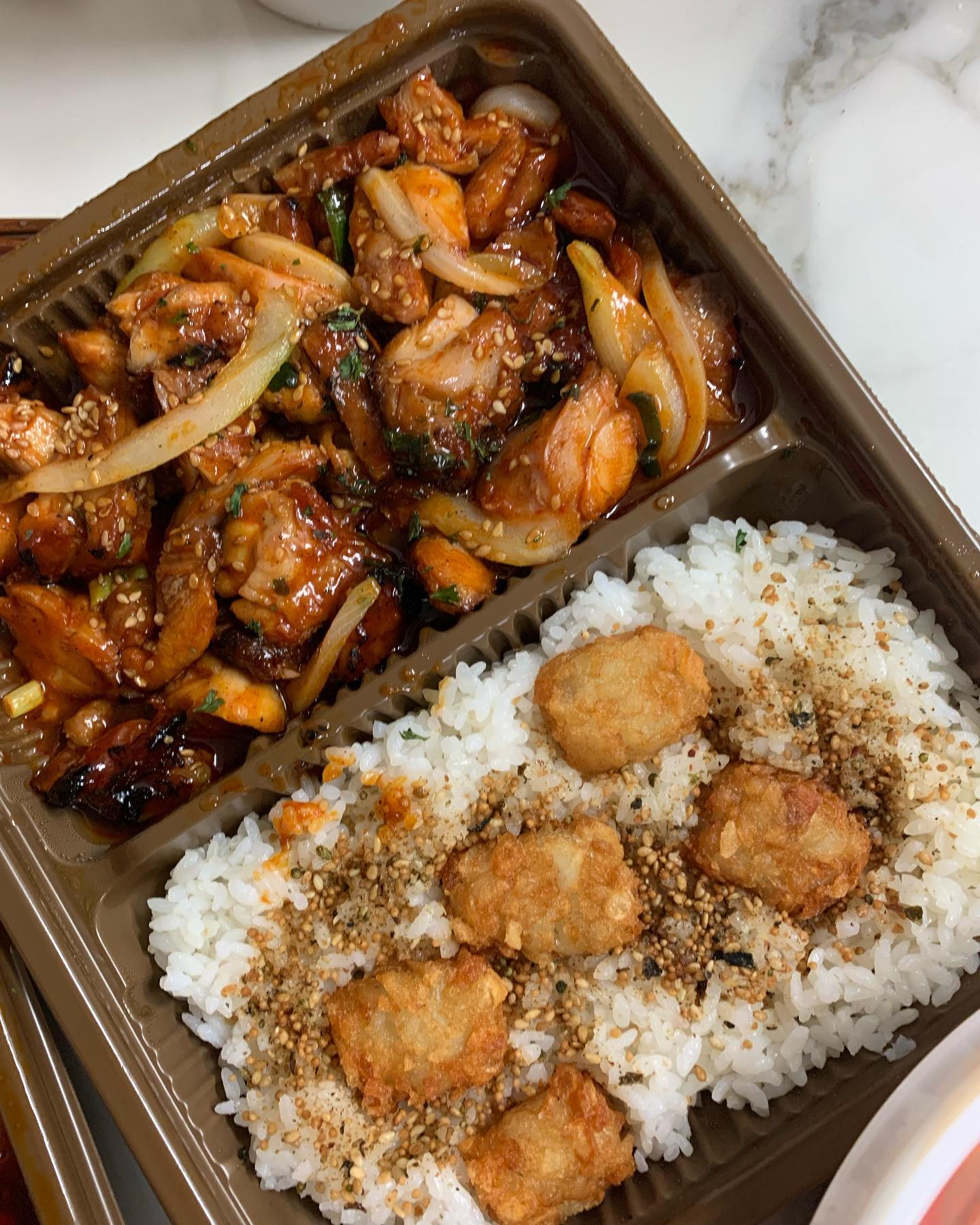 -

치킨 양도 많고 위에 올려진 해시브라운이
짱 맛있어요! :) ㅎㅎ
먹고 맛있어서 이번엔 해시브라운
추가해서 먹었습니당.

핫바베큐랑 일반양념시켰는데
제 입맛엔 일반양념이 제일 맛있어요.
달콤한 바베큐양념 넘넘 맛있답니다.
핫바베큐는 맵찔이에겐 좀 매워서 ㅎㅎ
매운거 좋아하시는 분들에게 추천하고요.

아쉬운점은 핫바베큐랑 닭갈비 뚜껑에
구분을 안해주셔서,,맵찔이가 핫바베큐를 먹었네용ㅎ
닭갈비 맛도 약간은 매콤한데
맛있게 매운 맛이에요.
매운거 못드시는 분들은 기본양념맛 추천해용.
치즈 추가도 꼭하세욥!
짱맛있어요.

그리고 여긴 메뉴 2만원 이상 시키면
떡볶이를 주니 양이 넘넘 많습니댜
다음날 저녁까지 해결이 가능해요 ㅎㅎ
떡볶이는 덜어서 먹고 다음날 
드시면 딱 좋아요><

#신림역맛집 #신림역혼밥 #훌랄라치밥 
#신림치밥 #신림맛집 #훌랄라치밥신림