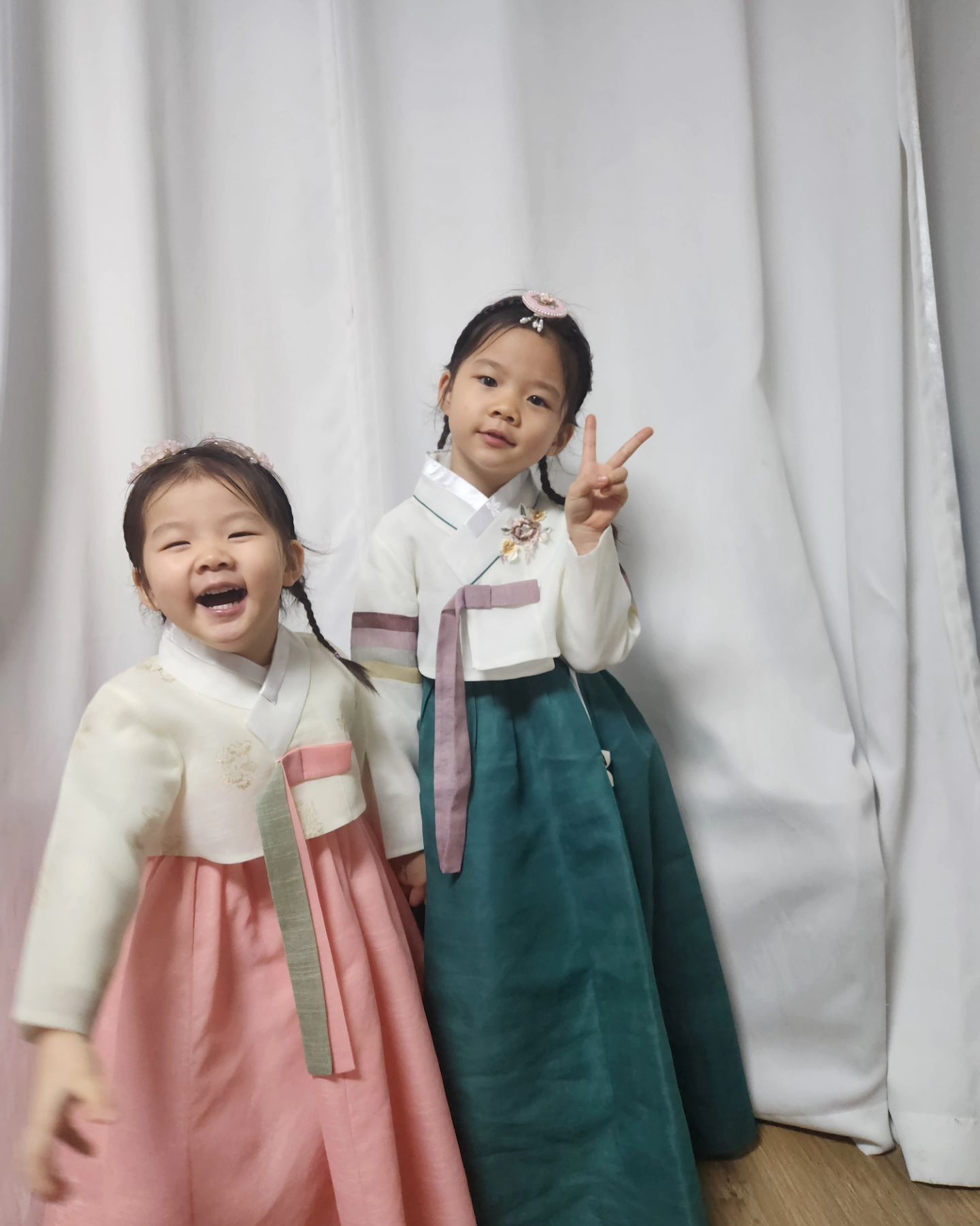 어린이집 설날행사 준비😍

준비하는 시간은 비록 전쟁이었지만
이리 이쁜 너희들을 보니 뿌듯하구나

다음 추석한복은 또 어떠한 한복이려나~

#어린이집행사 #설날행사 #6세한복 #4세한복 #자매 #자매한복 #이대로만자라다오