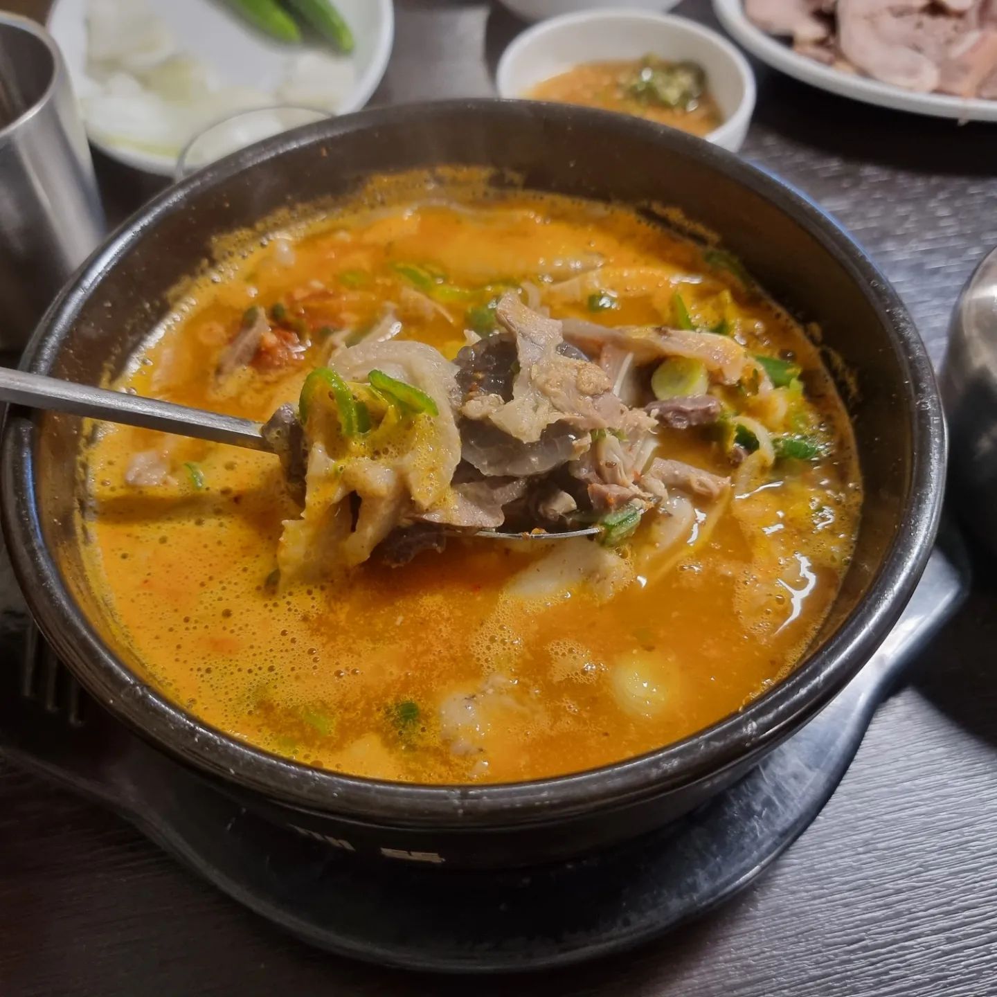 -

2023년 마지막 식사🍚
#잠실맛집 #호석촌 

8시가 넘어서 갔는데🫣
웨이팅 순서 60번이요❓️

춥고 길었던🥶
2시간 웨이팅 후 입장한
#송파맛집 호석촌
노포 갬성의 인테리어에 눈길이🤩

길었던 웨이팅으로 
매우 늦은 저녁식사🥲
몸 녹여줄 따끈한#순대국 에
빠질 수 없는#수육한접시 주문❣️

오래 끓여 찌~~인한 국물에 
내장&건더기양이👍👍👍
두시간 기다린 보람이 있는 순대국😋

수육은 특별함 없는 
일반 머릿고기 맛❓️이지만,
청양고추 들어간 특제소스와
먹으면 쏘쏘🙂

맥주와 함께🍺
순대국 한 그릇 뚝〰️딱 하니,
벌써 밤 11시🤪 

계획에 없었지만, 
롯데타워 카운트다운 기다리며
맞이한 2024년💕

#석촌호수맛집#석촌호수#롯데타워#이장우순대국가게#서울맛집