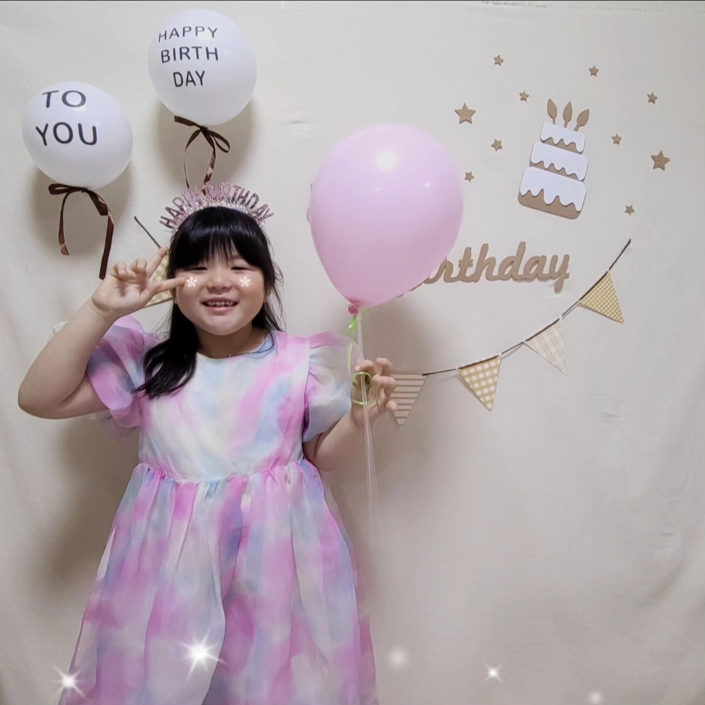 첫찌딸❤️
벌써 7살 생일🎉
어제저녁.
오늘 아침.
부랴부랴 꾸미고.
딸랑구 케이쿠 사오고.
이브 출근인 엉듀 이모도 함께
바쁘게 생일파티🎂
둘찌는 꼽사리로😅

이제 곧 초등학교 입학하는구나🥲
착한 딸랑구 생일 축하해💕

2023.12.16.토. 첫찌+2192(72.❤️) 둘찌+1009(33.3.❤️)