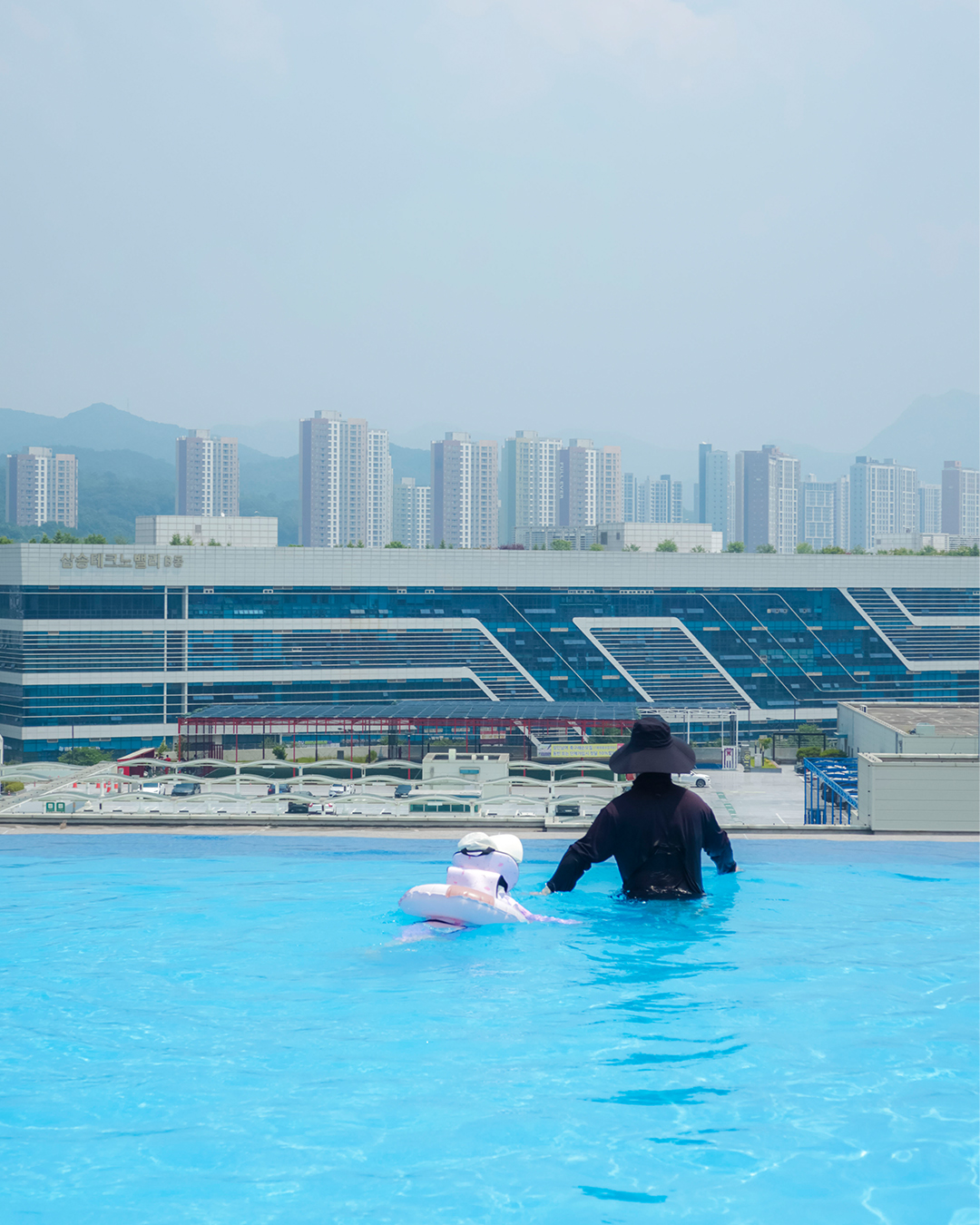 #홍보단 x #아쿠아필드_고양 

도심 속에서 즐기는 루프탑풀🏊‍♂️

✔️ 실내, 실외로 나뉘어 취향에 맞게 놀 수 있어요!
✔️ 아이들을 위한 버블, 모래놀이터, 물놀이터가 가득하죠!
✔️ 음식 퀄리티는 최고! 찜질방까지 있어 하루를 완벽하게!

비오는 날에도 놀기 좋은, 이곳으로 떠나볼까요? ☔️

⏰ 운영시간: 실내 10-19시 / 야외 11-18시
⏳ 이용시간: 6시간 (이후 추가요금 발생)
👟 킥판, 샴푸, 린스, 바디용품까지 모든게 갖춰져 있어요!
🎉 여성분들을 위한 수건은 의류카운터에서 제공

🌟꿀팁
- 어린이는 루프탑풀 이용 시 구명조끼 필수 착용!
- 버블 프로그램은 예약 필수!
- 모래놀이 장난감 챙기세요

#아쿠아필드 #찜질스파