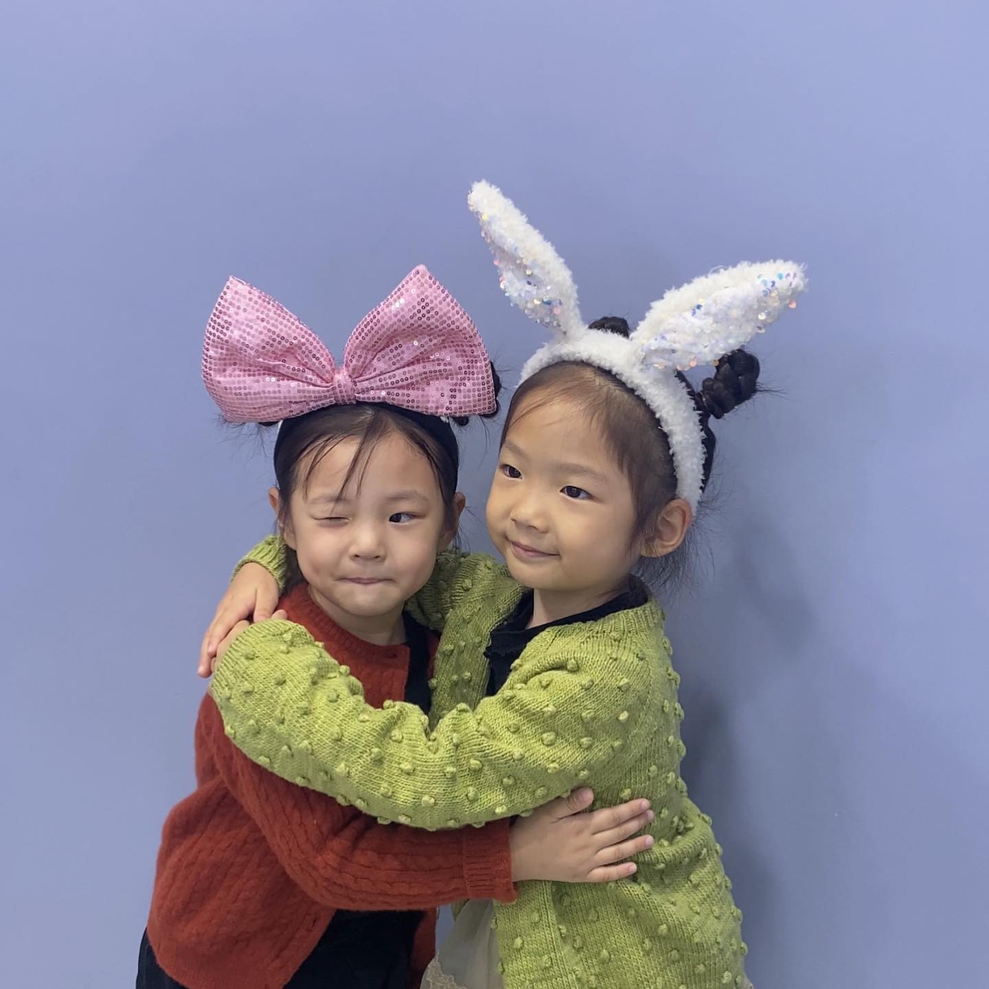 평생단짝 담🩷린
급 알사탕보러 서울숲 갔다가
네컷 사진 찍게 해줬는데
정말 말도 안되게 귀엽다 둘이..🥹💚

그나저나 우리딸 포즈가 평범하진 않네🤪
