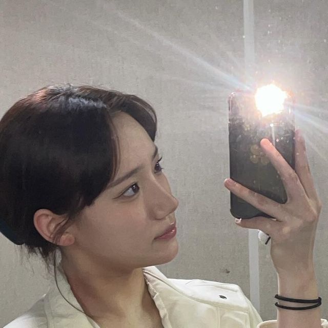  윤도경 on Instagram: "#광고 #제품제공 @1rony9orno_official 
☀️하프 스트링 피쉬테일 스웨이드 자켓 ☀️

#아이러니포르노 에서 #비건스웨이드자켓 을 보내주셨어요!!

오버핏을 사랑하는 저에게 선물 같은 옷이에요-★
POLY 100% 소재 • 루즈~오머핏 실루엣을 연출할 수 있어요 :)
투웨이 지퍼를 사용하여 다양한 스타일링 연출이 가능하고, 남녀 가리지 않고 누가 입어도 완벽하게 소화할 수 있는 깔끔한 자켓이에요

지금 계절에 입기 너무 좋은, 너무 마음에 드는 자켓이에요🤍

#협찬 #제품제공협찬 #아이러니포르노화이트라인 #남여공용 #자켓 #스웨이드자켓 #비건스웨이드 #데일리룩 #자켓추천  #パンツ  #outer #suede #jacket #자켓코디 #자켓추천 #오오티디 #패션 #모델 #일반인모델 #협찬문의 #광고문의 #좋아요반사 #좋반 #좋테 #맞팔 #셀카 #ootd"