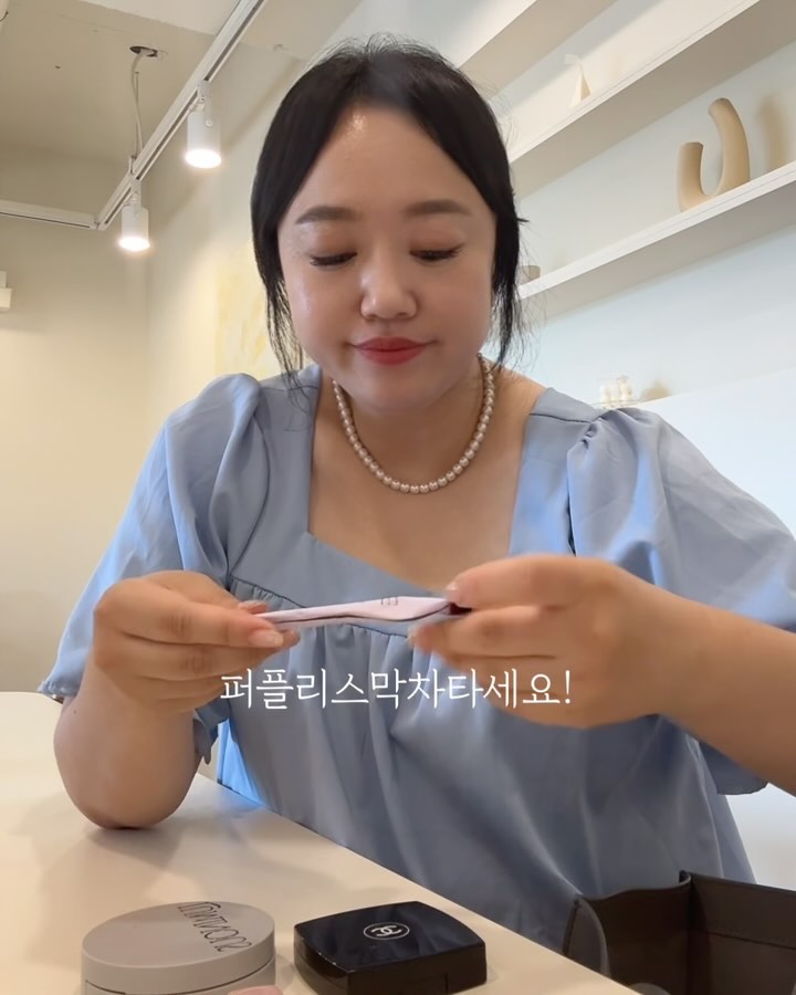_#잘먹고 ❝막차타세요, 퍼플리스 허뤼업❞

그저그런,부끼차?부끼템?이었다면
절대, 공구진행❌❌❌

🔻🔻🔻🔻지금주목해야하는건 #항산화
세포가건강해지고,세포가젊어져요!!!

#활성산소란?
유해산소라고도해요
환경오염과화학물질,자외선. 혈액순환장애,
스트레스등에의해 만들어져요!

활성산소는 당연히 다이어트와도 밀접한 연관이 있어요

우선 활성산소는 원활한 대사를 방해해요
또한 체내에 들어오는 영양분을 가로채는
역할을 하기도 하구요

당연히 다이어트를 할 때 효과를 거의 보지 못하거나
바로 요요를 겪게되는이유이기도해요

만일 잦은 음주나 불규칙적인 습관, 
스트레스들로 인해 만성 피로를 갖고 있다면
체내 활성산소가 많이 쌓여있는 상태🔥🔥🔥

인체는 제 기능을 하지 못하게 되면서
지방이 염증 반응을 더욱 많이 일으켜 비만으로 이어져요

활성산소는 30대를 기점으로 더욱 많이 쌓이게 되는데, 
체내 스스로의 항산화력이 급격하게 떨어져요

나이를 먹을수록 다이어트가 더 힘든 이유기도 하지요

🔻🔻🔻암튼!! 부끼는 단순 이뇨작용만으로른
근본해결 ❌❌만성염증도 잡아야하고, 
만성염증 잡으려면 활성산소 제거는 필수랍니다!!!

⭕️⭕️또하나,퍼플리스의 주원료인 칵티니아 성분은
미네랄손실없이 체내 잉여수분을 배출하여 붓기 감소
->다른 부끼제품이 미네랄까지 보존하기힘들어요

퍼플리스한포로, 부끼랑 항산화까지 한번에 해결하세요!