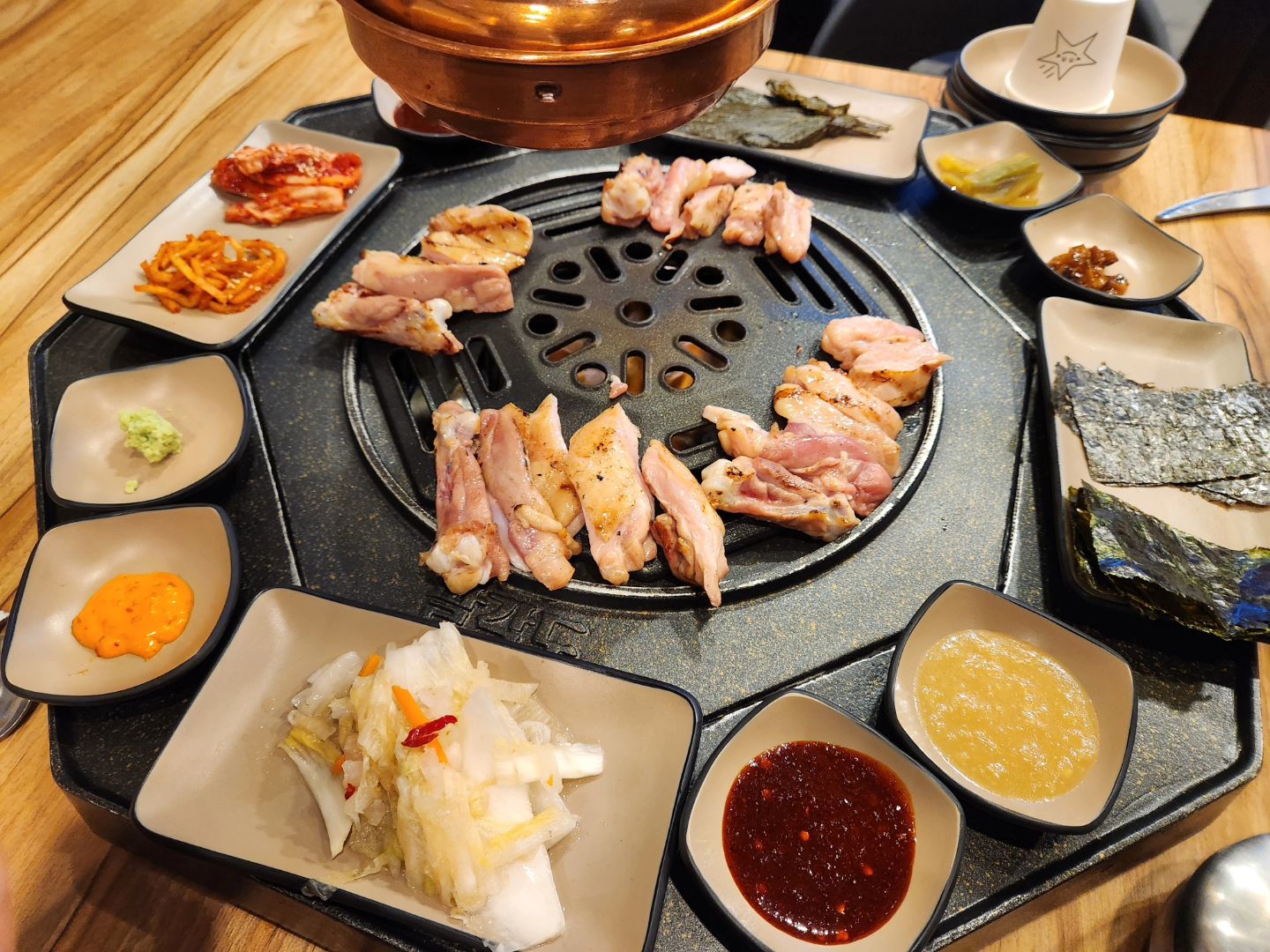 팔각도 좋아하세요?
저는 정말 좋아하거든요~~
부천신중동에 위치한 팔각도!! 숯불닭갈비가 정말 맛있는곳으로 유명하죠~~촉촉한 식감이 예술!!!
다양한 특수부위를 맛볼 수 있어서 정말 좋아하는데요!
저는 개인적으로 부드러운 목살 젤 좋아해요~~
특제양념 고추장 목살은 완전 예술!!
술안주로 딱이에요~~
여러가지 반찬과 함께 곁들여먹는 재미가 있죠~
비주얼도 대박!!ㅎㅎ
매콤한 짬뽕칼국수는 완전 사랑이어라~~ㅎ
맛있는 식사부터 다양한 식사 메뉴까지!!
점심엔 점심특선 메뉴도 있으니 꼭 가보세요!
가격도 완전 합리적이에요~

주소 : 경기 부천시 중동로254번길 51 광성빌딩 1층 101호, 106호, 107호(중동)
전화번호 : 0507-1468-8932
매일13:00 - 23:00(주말 12:30 오픈)

#팔각도 #팔각도신중동점#부천숯불닭갈비 #부천맛집추천 #부천중동맛집 #부천시청맛집 #부천시청역맛집#팔각도신중동 #신중동역맛집 #신중동맛집 #부천중동맛집 #부천닭갈비