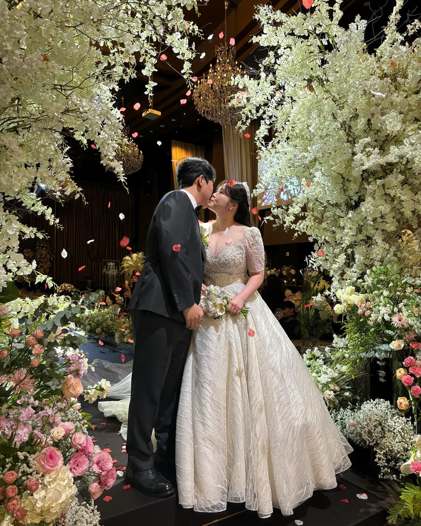 안녕하세요:) 
따끈따끈한 신혼부부 정은지❤️김재석 입니다🫶🏻

정신없이 신혼여행을 다녀와서 늦어졌지만
3월 31일 저희 두 사람의 앞으로의 인생길을 
여는 자리를 빛내주셔서 감사인사 전합니당🫶🏻
그 날의 따듯한 응원과 축복 잊지 않고 기억하며 
소중한 하루하루를 보내겠습니다💗