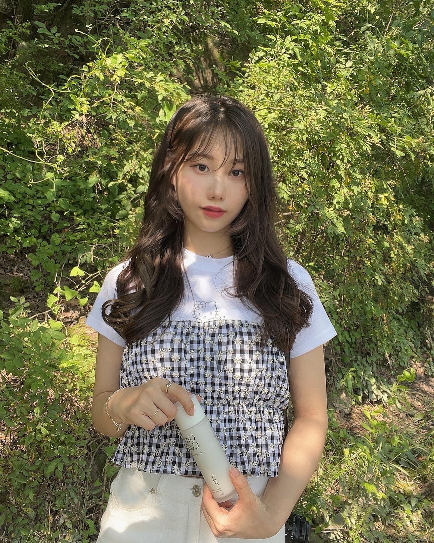 #협찬 #내추럴더마프로젝트

저같이 귀차니즘이 심한분들에게 딱인 제품 🙏🏻💕
토너와 에센스의 장점을 모은 올인원 토너 에센스에요. 

여름철 피부 진정부터 속보습까지 신경이 쓰였는데 사용하고 난 뒤 피부결이 촉촉하고 매끈해지는 걸 느낄 수 있었어요 여러번 레이어링 해서 발라도 촉촉하지만 산뜻하게 마무리 되어 만족스러웠던 제품✌🏻

#내추럴더마프로젝트 #naturaldermaproject #그린케이퍼토너에센스 #동물실험없는화장품 #올인원토너에센스 #퍼스트에센스 #비건프렌들리 #여름화장품추천