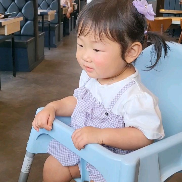 D+429
💜이모들이랑 데이트💜

신난 하린이는 어깨춤도추고 ㅋㅋㅋㅋ
맛난 고기도먹고 
카페가서  비누방울놀이도하구
이모들이 하린이 사진도 왕창찍어줬당! 
거의 스냅촬영수준 앜 ㅜㅋㅋㅋㅋ
하린이 이모들 사랑 가득 받은 날🫶🏻
다음에 또 만나용(*°▽°*)