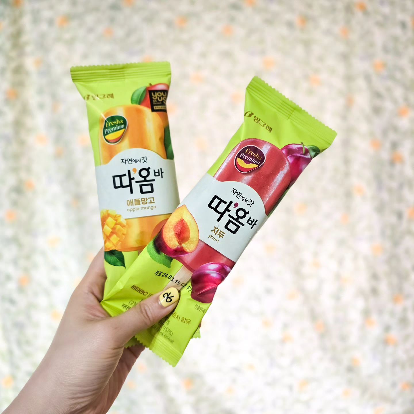 #제품협찬
저는 과일 아이스크림 좋아하는데
이번에 gs25에서 취저 아이스크림 만났어요.
맛있어보이는 과일이 담긴 패키지의
따옴바 자두, 애플망고 두가지!!
과일 본연의 맛을 살려 상큼달콤한데
속에 과일다이스가 쏙~~ 
따옴바자두의 갈색부분은 자두껍질이더라구요.
신기~~~과육이 씹히니 더 맛있어~~~🌞🌞
비타민c도 일일권장량 함유되어 있다니
식후 디저트로 아이들 간식으로 남녀노소
함께 즐길 수 있는 디저트 찐추천해요!!
#따옴바 #따옴바아이스크림 #빙그레아이스크림 
#아이스크림 #과일아이스크림 #신상아이스크림 
#따옴 #따옴바자두 #따옴바애플망고
