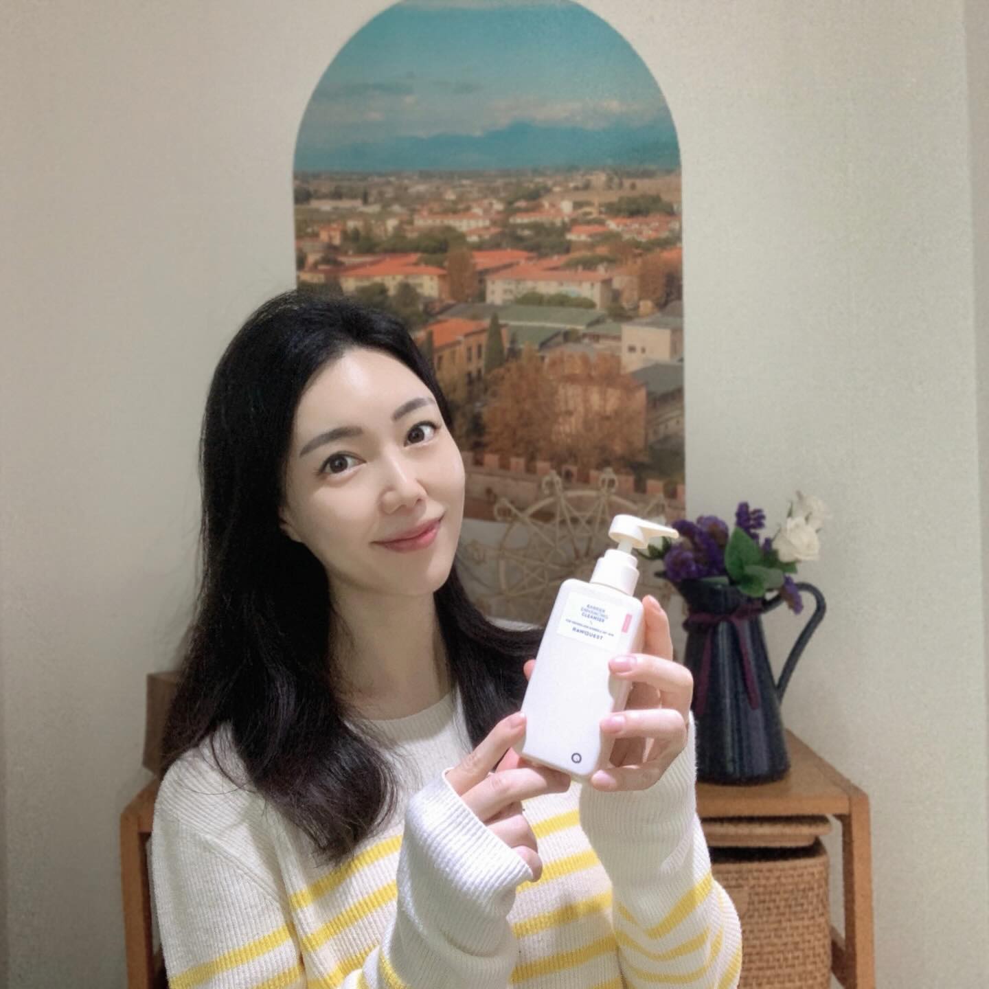 #협찬 #베리어인핸싱클렌저 🫧

✔️로우퀘스트 베리어 인행싱 클렌저

요즘 피부가 뒤집어져서 클렌징에 
신경을 쓰고 있는데요, 일전에 토너투에센스를
써봤는데 워낙 순했던 느낌의 로우퀘스트라 
클렌징 라인도 궁금해서 선택해 봤어요!🤔

젤클렌저라 민감성 피부도 안심하고 
사용할 수 있는 마일드한 포뮬러가 좋았어요. 
투명한 젤이 물을 만나면 거품이 빠르고 풍성하게
생성되는데 세안 후에 당김없이 촉촉한게 
기대하던 느낌이라 마음에 쏙~ 😍

향기는 힐링되게 왜 이렇게 좋아요!💕
또 로우퀘스트만의 심플한 무광택 케이스
화장실에 올려두니 넘 세련된거 있죠! 
젤 클렌저도 마음에 쏙 들었어요! 

#로우퀘스트 👇
rawquest_official 

#건성클렌저 #보습클렌저 #아침세안 #보습클렌저 #건성클렌징폼 #저자극클렌저 #장벽클렌저 #젤클렌저추천 #겨울클렌저 #장벽회복클렌저 #순한클렌저