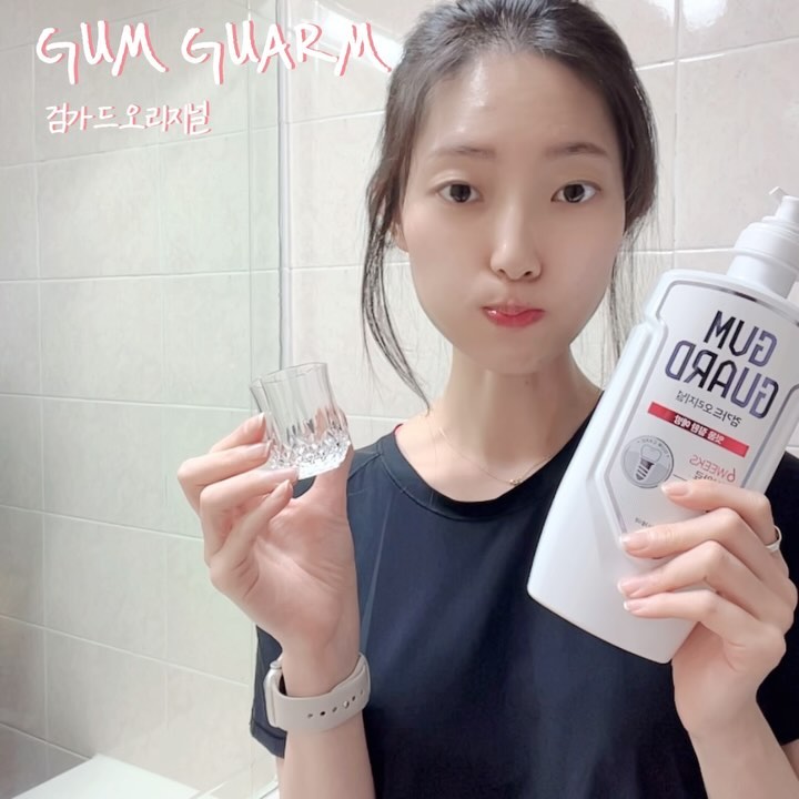 #광고 치카치카~~ 푸우~~ 건강한 치아 관리,🦷🪥
🫢 탕후루랑 달고나 라떼를 즐겨먹는 1인으로 칫솔질만으로는 불안해서 찾게 된 검가드 오리지널 

그거 알아?? 👀 (속닥속닥))
나 광고 들어오기 전부터 검가드 사용하고 있었다?!!😬🦷
🪥 내 치아 완전 소중하니까 !!! 
그리고 제대로 입솔을 헹궈내지 않으면 입냄새도 나는거 알쥐 ?? 중역분들과 함께 자리 하는 일이 많은데 입냄새 풀풀 풍길 수 없잖아 ;;; 미리미리 꼼꼼하게 스스로 챙기고 있던거라구~~
🪥 바쁜 회사원들에게도 쉽게 단 30초 만에 관리 도와주는 검가드라구~~ 용기가 Full-push캡이라 더 위생적인 것 같기도하고 혹시나 떨어뜨리거나 뚜껑을 분실해도 걱정이 조금은 덜 하더라구!! 
또 좋은건 돌려서 따는 형식은 손이 미끄럽거나 힘 없는날 애먹는데 그냥 이건 딸.깍이니까 힘들이지 않고 입속을 케어하기 더 쉬워서 손목이 약한 나한테 딱이였어.👍🏻

🦷 6주간 하루3번 검가드로 케어했더니, 잇몸염증지수는 50.9%감소, 잇몸 출혈빈도 56.9% 감소했다는 임상소견도 있으니까 임플란트한 지인 중 있다면 검가드로 같이 관리하자고 해도 좋을 것 같더라구~~ !
임플란트 후 사후 케어도 얼마나 중요한지 알쥐?? 👀
나도 오늘 자러가기 전에 다시 한번 하고 자야겠다. 
오늘 모두 건치를 위해 검가드하고 발 뻗고 푹 자자.🌙 

#검가드 #오상진추천 #잇몸출혈관리 #임플란트 #잇몸관리 #검가드오리지널 #잇몸염증관리 #치주질환예방