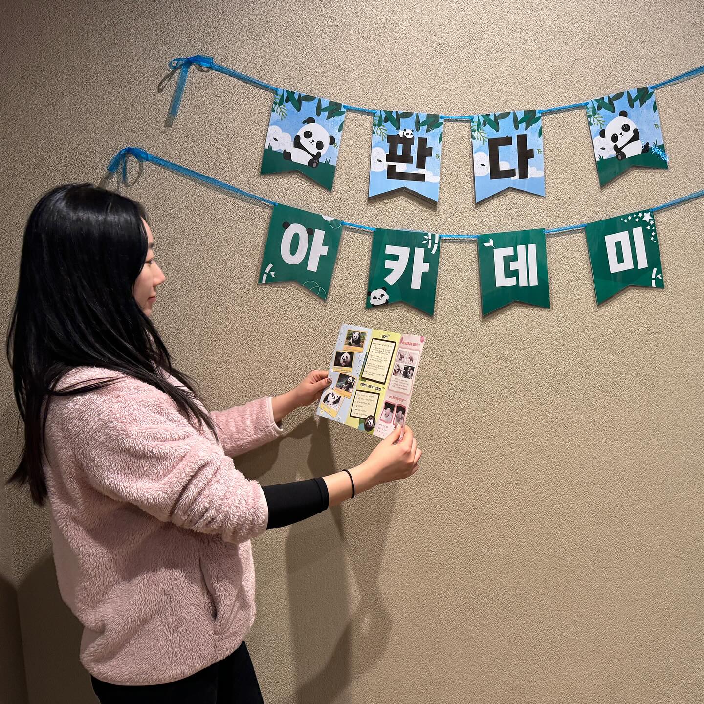 #판다아카데미 #푸바오 
푸바오 똥도보고 워터우도 만들어 볼 수 있는
아주 귀중한 체험ㅋㅋㅋㅋ🤣🤣🤣

.
.
#푸바오 #아이바오 #러바오 #루이바오 #후이바오
#에버랜드 #판다 #Panda #판다똥 #판다와쏭