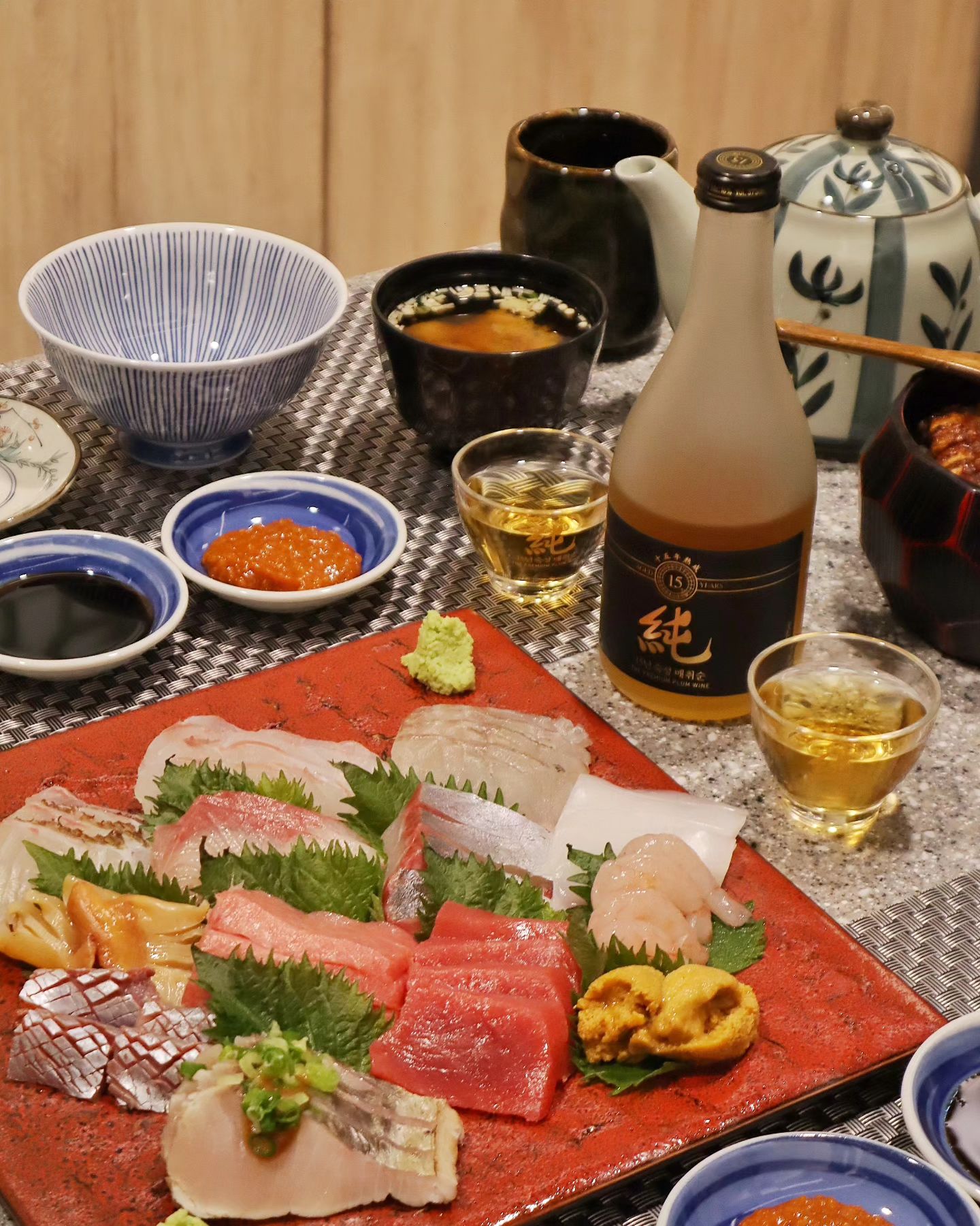 #광고

요즘 회에 푹~빠진 우리 부부 👩‍❤️‍👨 (겨울철에 먹는 회는 더 맛있는 것같아요 !!😋) 부천에 맛있는 모듬회와 히츠마부시, 스시오마카세를 즐길 수있는 곳이있다고 해서 캐치테이블로 예약해놓고 가기만을 기다렸잖아 :)

제가 다녀온 < 스시정 > 은 20년 일식 경력의 부천 오마카세 맛집으로 매일 새벽 노량진 수산시장에서 직접 공수한 해산물을 맛있게 즐길 수 있는데요! 메뉴가 스시 오마카세 / 모듬회 /히츠마부시 (장어덮밥) / 장어구이까지 딱네가지만 있어요

참, 제가 스시정을 고른 이유 중 하나가 맛있는 해산물을 즐길 수 있고, 2명이서 방문해도 룸 이용이 가능해서 조용하고 프라이빗하게 식사할 수 있어요 🫶

✨️ 둘이서 모듬회 大 와 민물장어덮밥 1마리를 주문했는데요
방어. 우니, 무늬오징어, 도미, 참치 등 맛있는 회를 푸짐하게 즐길 수 있고, 식사할 때 밥을 꼭 먹어야하는 1인으로 장어덮밥까지 완벽한 조합이었다 ✨️

부천 스시정은 콜키지 가능해서 저는 보해 매취순 15년산을 챙겨갔는데요.(중요⭐️⭐️⭐️⭐️⭐️)

와 .. 진짜 이날 먹은 모듬회랑 매취순 15년산이랑 페어링이 기가 막히더라구요. 결국 혼자 1병 거의 다 마신듯~

해산물과 너무 잘어울리는 다음에 이 조합 그대로 부모님 모시고 한번 더 오려구요 ❤️

🍣 부천 스시정

〰️ 홀, 카운터석(다찌석), 룸 보유
〰️ 특이하게 다찌석이 홀이 아니라 룸 안에 있음!
〰️ 네이버예약 / 캐치테이블 예약 가능
〰️ 메뉴:스시오마카세/ 모듬회 / 히츠마부시 3종
〰️ 콜키지 가능:사케, 와인 병당 2만원 /위스키 병당 3만원
〰️ 2시간 무료주차가능

matchsoon_official
#매취순 #매취순15년산 #스시정 #매취회랑 #방어회 #모듬회 #보해매취순 #술스타그램 #부천맛집 #부천횟집 #부천오마카세