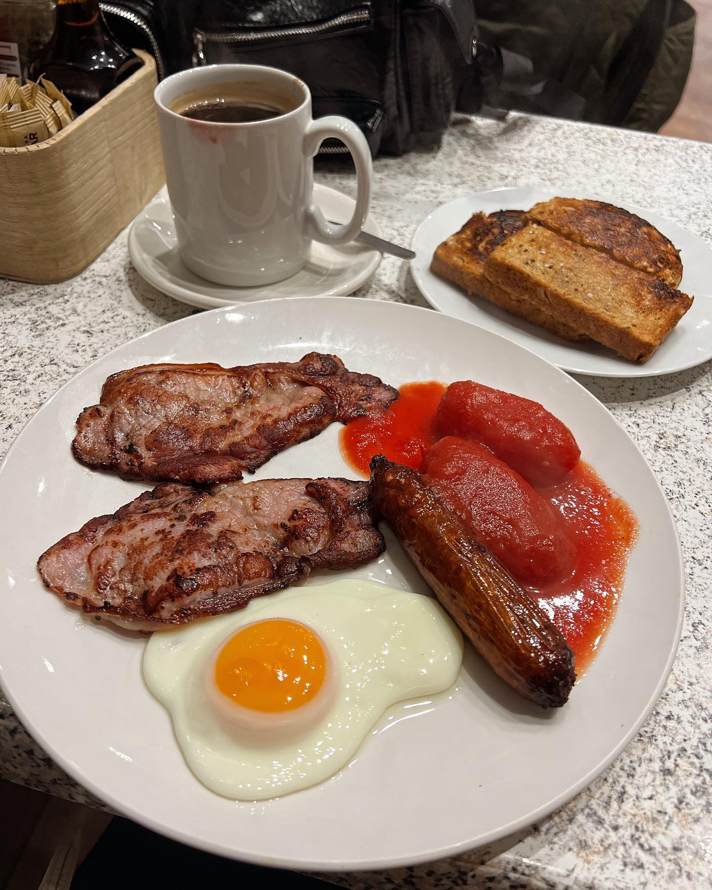 #franx #london

런던 아침식사
버킹엄궁 가다 들렀다. 블로그에서 보고왔는데 역시 맛있다!

이런 음식이 맛없기 힘들긴한데 영국에서는 맛없는 집도 있다 ㅎ
오늘도 베이컨은 짜서, 계란과 토마토에 업어 먹었다. 

매장에 끊이없이 영국아저씨들이 들어오는거 보면 여기 찐맛집 ㅋㅋ 여유롭게 산책하고 아침먹으니까 너무 행복하다♥️