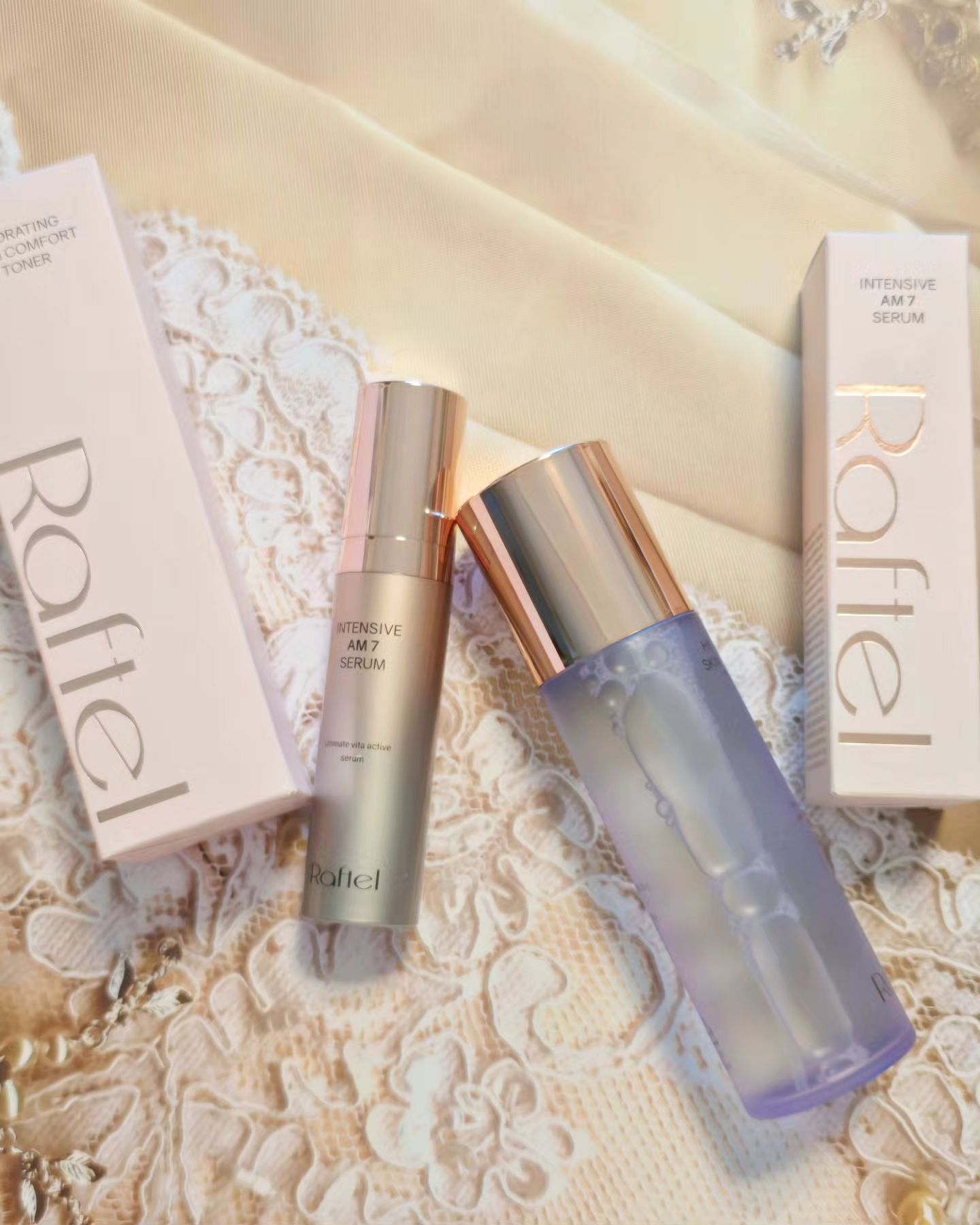 #협찬 raftel_cosmetic #하이드레이팅스킨컴포트토너 #인텐시브am7세럼 

✨️ 라프텔은 피부장벽을 케어해 피부 자생력을 키워주는 기본에 충실하며 얼리 안티에이징 브랜드로 조금 더 빨리 피부관리 하고싶으신 분들을 위한 브랜드예요💕

- 하이드레이팅 스킨 컴포트 토너 -

▪️피부결을 매끄럽게 정돈하고 피부에 수분을 공급해 피부를 촉촉하게 유지시켜주는 시킨토너예요!

▪️정제수대신 플라워 엘릭서와 저분자와 고분자의 8종 히알루론산 복합 배합으로 깊숙히 채우는 피부 속보습!

▪️투명하게 빛나는 맑은 피부로 관리하며 피부 속 보습과 약산성 피부케어, 주름, 미백기능성에 좋아요!

▪️복합 히알루론산이 속보습은 물론 겉보습까지 가득 채워 하루종일 촉촉하고 건강한 피부로 가꿔줘요!

▪️주름관리와 피부톤을 밝혀주는 나이아신 아마이드, 아데노신 함유로 세안 후 바로 관리가 가능한 안티에이징 토너예요!

▪️최적의 유수분 발란스의 산뜻한 워터오일 타입으로 스프레이 후 피부에 편안하게 즉각적으로 스며들어 번들거림없이 촉촉하고 부드럽게 마무리돼요.

- 인텐시브 am7 세럼 -

▪️잡티없이 깨끗하게 투명하고 맑은 피부를 위한 아침전용 비타민 세럼이예요!

▪️흡수력이 높은 피부 생체막과 가장 유사한 리포좀 구조로 피부 생체막 흡수력을 극대화했어요!

▪️피부탄력, 안면 전체 맑기 개선에 도움을줘요!

▪️저분자 수조의 치밀한 히알루론산으로 피부 겉은 물론 피부 속까지 즉각적인 피부 보습감과 무너짐 없는 보습막으로 건조한 피부에 촉촉함을 선사해요!

▪️주름관리, 피부톤을 밝혀주는 나이아신 아마이드, 아데노신 함유로 세안 후 바로 관리가 가능한 안티에이징 제품이예요!

▪️촉촉하고 매끄러운 느낌으로 끈적임이 없는 산뜻한 제형이예요!

✨️ 아침 세안 후 토너 다음 단계에서 얼굴 전체에 얇게 펴발라 흡수시켜주세요👍

❤️ 현재 2가지 제품 세트 구매 시, 50%할인과 반값할인 ❤️

#협찬 #라프텔 #라프텔코스메틱 #스킨케어 #세럼추천 #기초화장품 #모닝세럼 #비타민세럼 #꽃수토너 #수분토너 #보습토너 #스킨토너추천 #저자극안티에이징 #주름미백관리 #저자극화장품 #얼리안티에이징