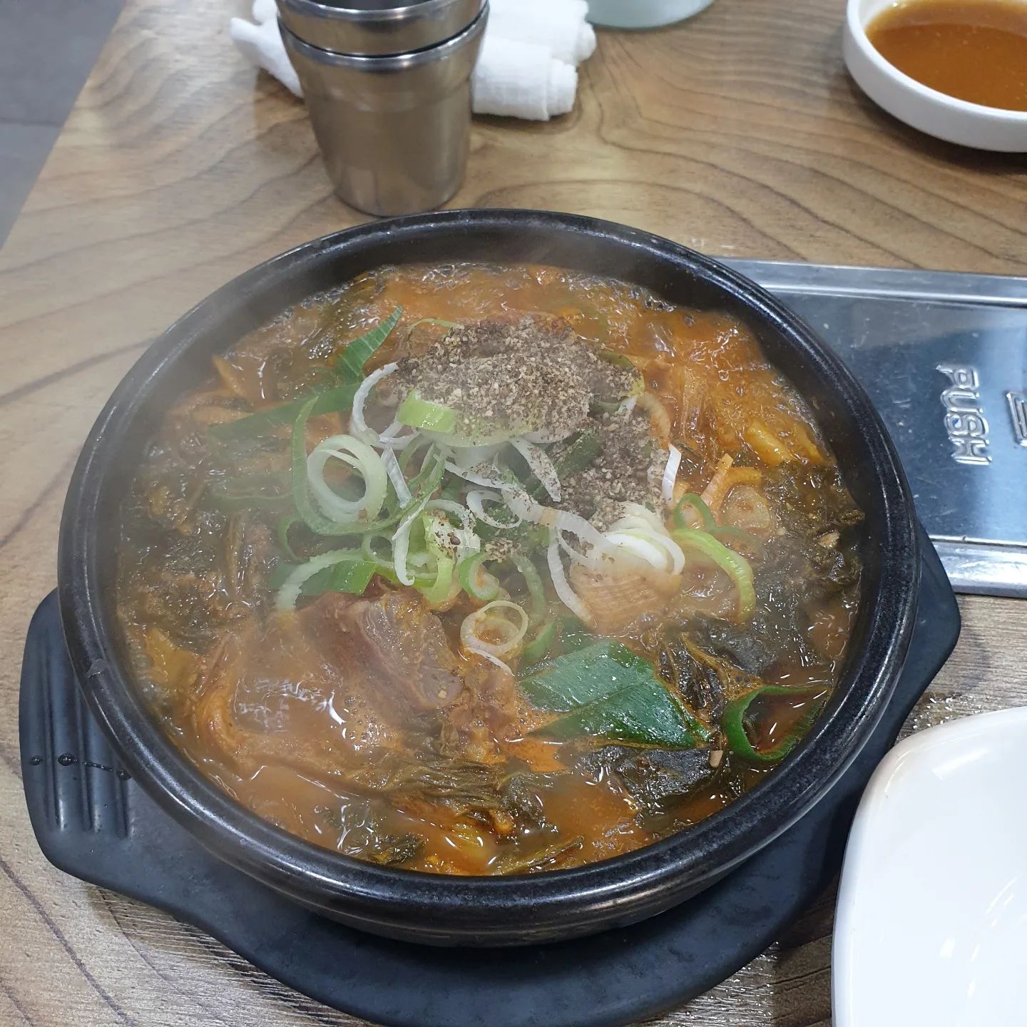 #소울푸드 

오랜만에 뜨끈한 뼈해장국 한사발했습니다. 

뼈해장국엔 소주죠 ㅎㅎㅎㅎ 
기분좋은 사람들과 기분좋은저녁시간

우리딸 이제 한뚝배기를 완뚝할만큼 
커버려 아쉽고 대견하고 그러네요 ㅎㅎ 

#뼈해장국 #가족식사
#주부스타그램 #해장 #딸과데이트
#럽스타그램