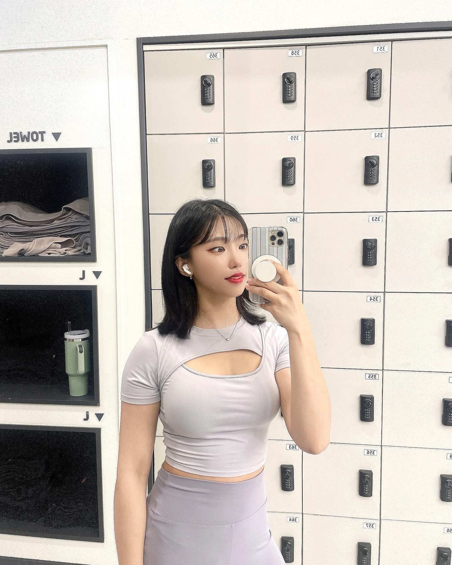 웅왕웅왕 오웅왕💪🏽❤️‍🔥
주말에 수면마취 해야해서 급하게 손톱떼고💅😭
너어어무 배고파서 참치김밥 한줄 사먹고 운동갔어요!💪🏽
밥먹고 운동하면 소화안되니까 어깨 조져주기😆
저는 컨디션 안좋을때 어깨를 합니다
무거운 무게 안들고 그냥 조져요😉
그나저나 오늘 의도치않게 보라돌이가 되었어요💜
글규 오늘 출근룩 웹팀 팀장님이 진짜 잘어울린다고 예쁘다 해주셔서 넘 기분이좋아요🩵
앞으로 이 옷 입을때마다 기분 좋을듯😆