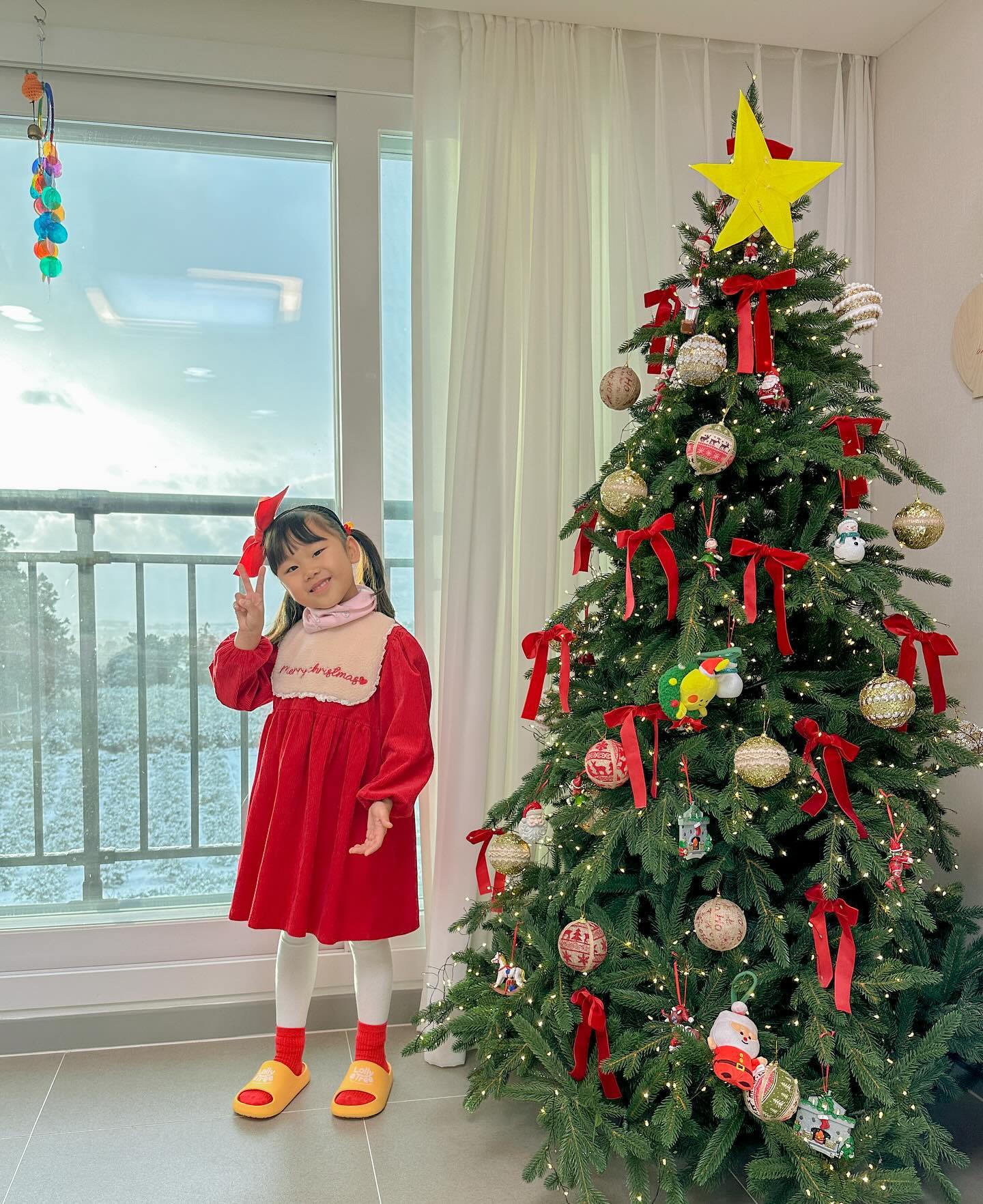 미리크리스마스🎄❤️
유치원에서 크리스마스파티랑 성탄 음악회 한다고,
빨강이나 초록 옷 입혀오랬거든요...?
준비 다하고 알림 보니까,,,
폭설로 다음주 화욜로 연기됐다는거에요 ㅠㅠ
구래서 옷 다른걸로 갈아입혀서 등원했는데,,,,,,,,,
크리스마스 파티는 그대로 한다고..............😭😭
옷 그대로 입혀 보낼껄 ㅜㅠㅠ 이렇게나 예쁜데!!!
아쉬운 애미 ㅠㅠㅠㅠ
그래도 이렇게 사진 찍어둔게 다행이죠🙊
오늘 일찍 하원하고 썰매타러가야 하나 고민중이에요☃️
눈이 하루종일 펑펑 오네요?😭
제주 오고 나가시는분들 조심하세요!!
첫째도 안전 둘째도 안전입니다🙏🏻
미리 메리크리스마스🎄❤️
#제주살이 #미리크리스마스 #크리스마스룩 #크리스마스트리 #트리맛집 #흰눈이펑펑 #아이가사는집 #아이가있는집 #집꾸미기 #홈스타일링 #공간크리에이터 #감귤밭뷰 #제주도민일상 #제주폭설
